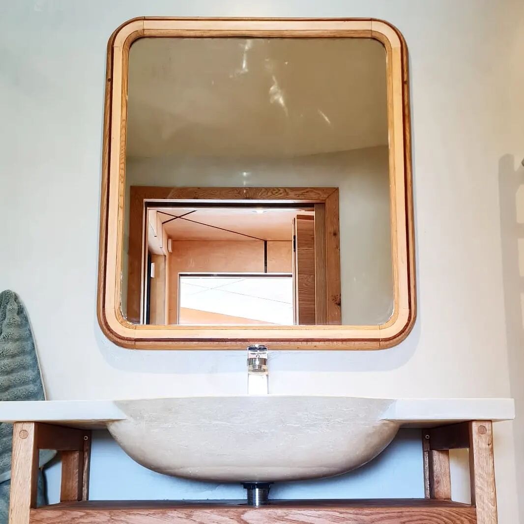 Mirror and concrete sink made by Cobus @aartvark.collective 

#bespokefurniture #artisanaldesign