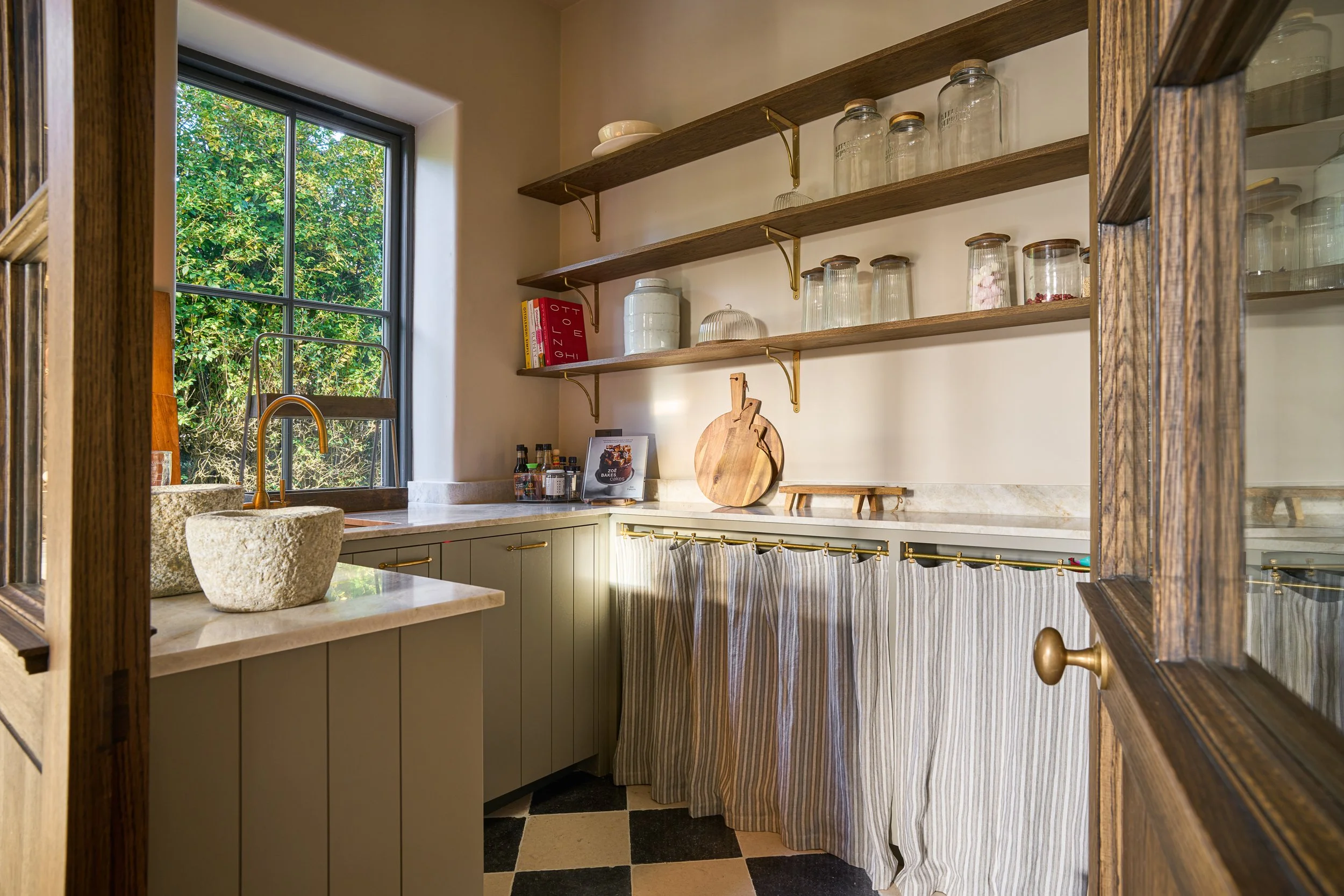 Pantry H 4500px.jpg