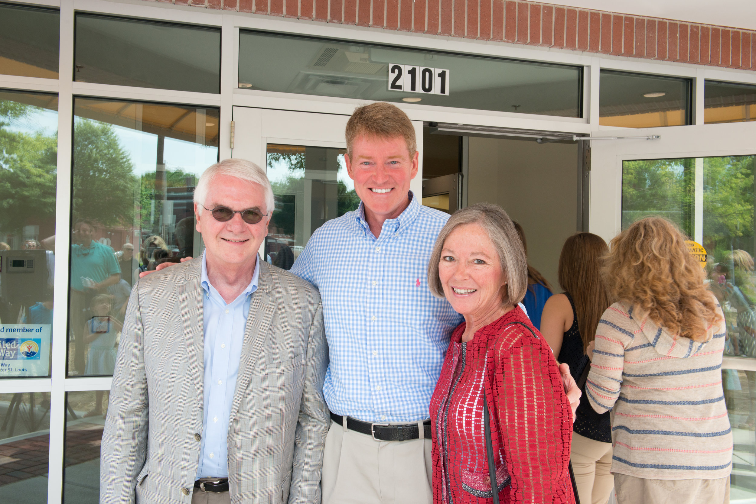  Tom and Carol Voss, honorary capital campaign chairs, with Attorney General Chris Kostner (center) at the grand opening celebration 