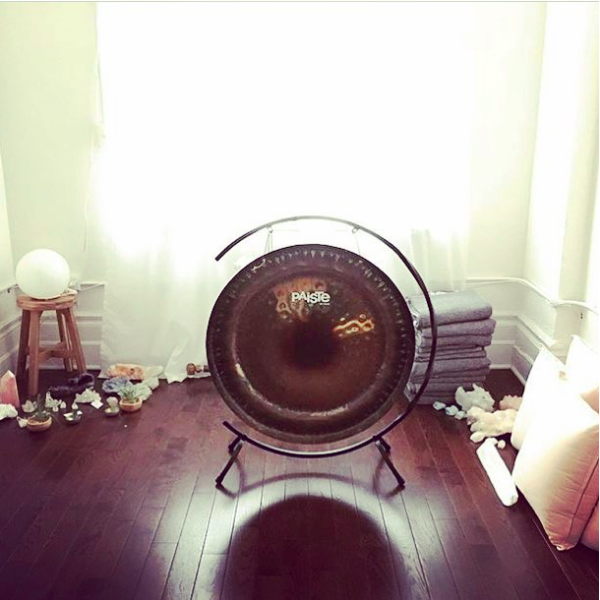 Valerie Oula performing Gong Therapy