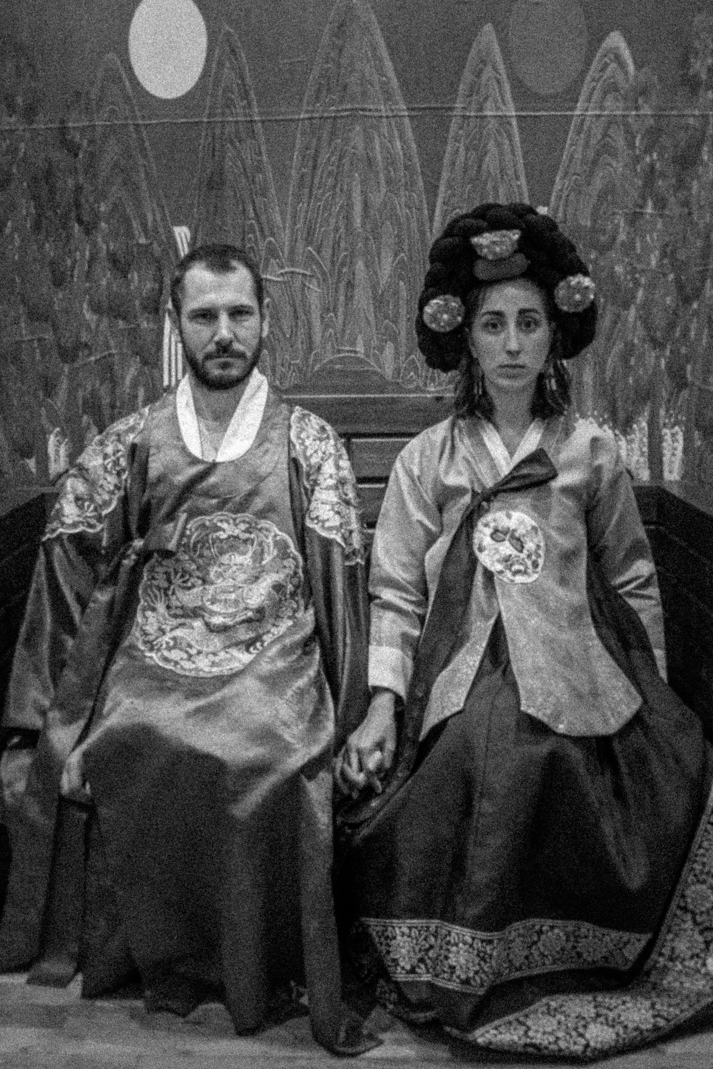 We found this historic photo of two foreigners dressed in Korea's traditional clothing,&nbsp;hanboks.