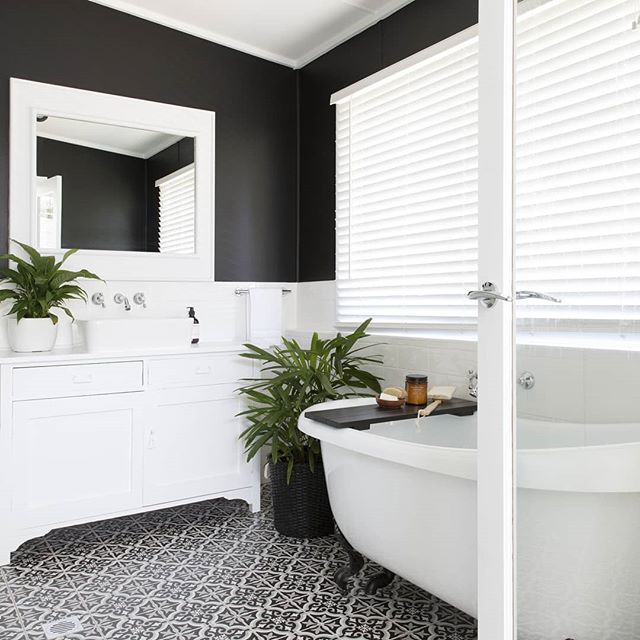 We love this bathroom by @villastyling