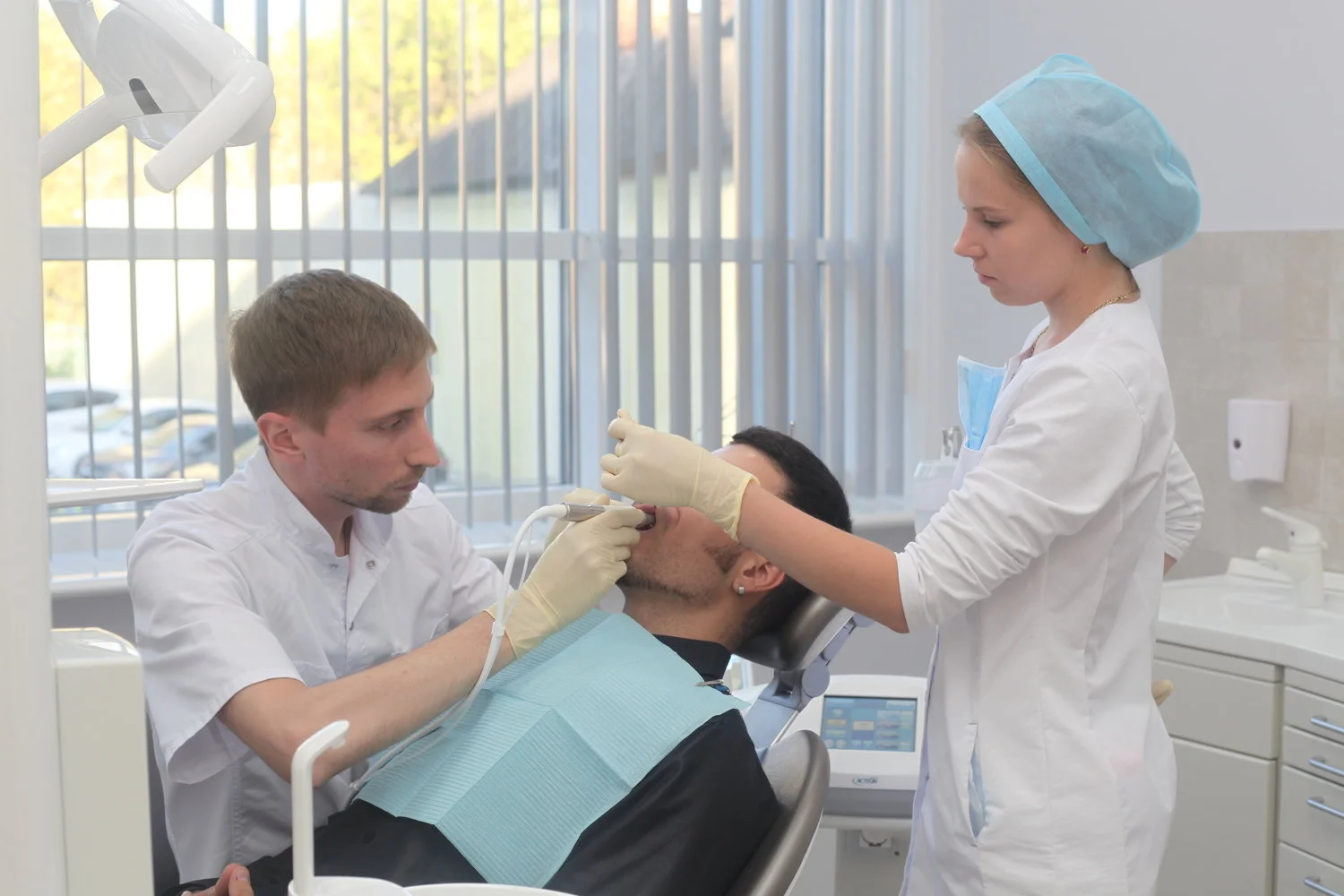 Обследование и лечение зубов