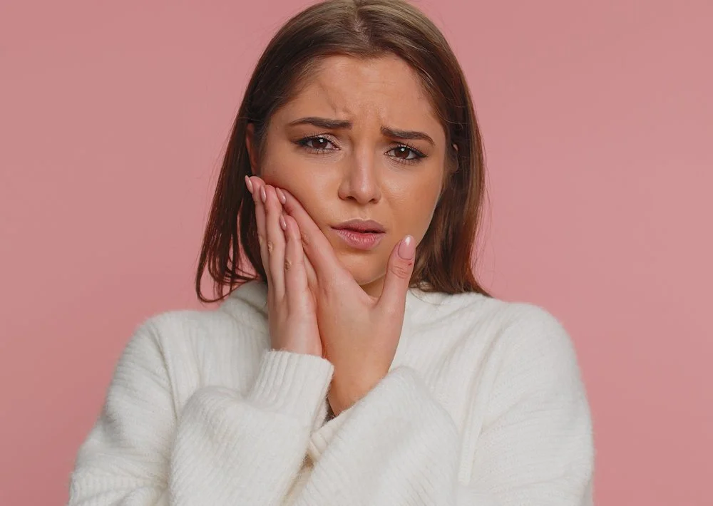 Болят дёсны и болезни дёсен: причины, симптомы и лечение