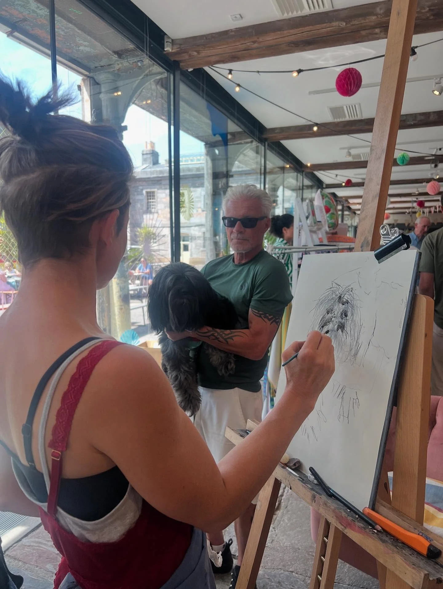 🐾 Dog-friendly, shady, and full of creativity! 🐶
Spotted today at Native Makers: four-legged friends loving the market vibes — including this stylish pup getting their portrait drawn by our talented artist! 🎨💛
If you’re looking to e