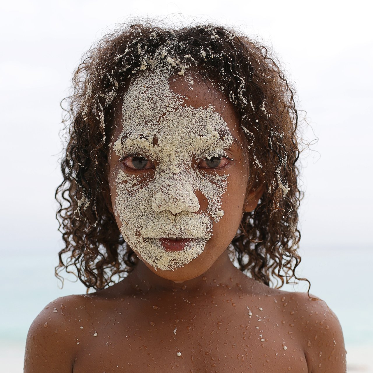 01_Petite_fille_Kanak_tribu_de_Gossanah_Ouvea_Nouvelle-Caledonie.jpg