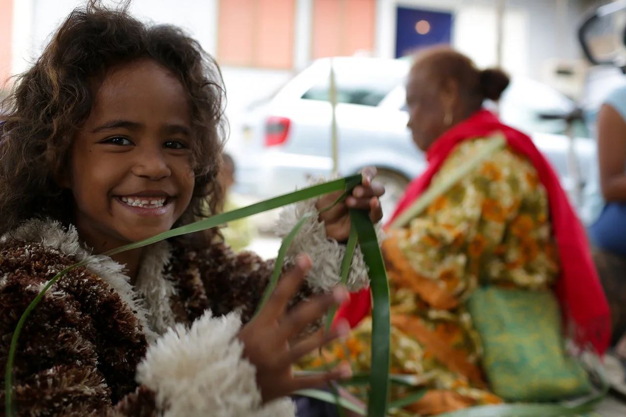 15_Une_grand_mere_enseigne_le_tissage_des_feuilles_de_bananier_a_sa_petite_fille_Tindu_Noumea_Nouvelle-Caledonie.jpg