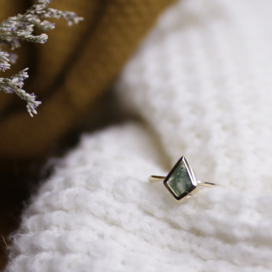 We love the organic markings of Moss Agate gems 🥰 this piece in particular with a yellow gold kite bezel setting completes a classy #ootd 🌟

[ sold ]
&bull; Moss Agate ring for $35
(10% off first purchase)

DM to claim 💌
.
.
.
.
.
.
#sgjewelry #ge