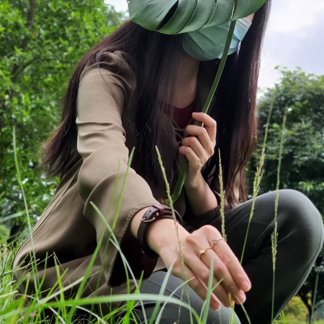 How do you spend your weekends? Sometimes we head out to visit bigger nests and imagine that totoro is snoozing inside one of the trees 🥰 #simpleensemble

&bull; Olive tourmaline ring at $29 (index finger)
&bull; Prehnite star ring at $39 (middle fi