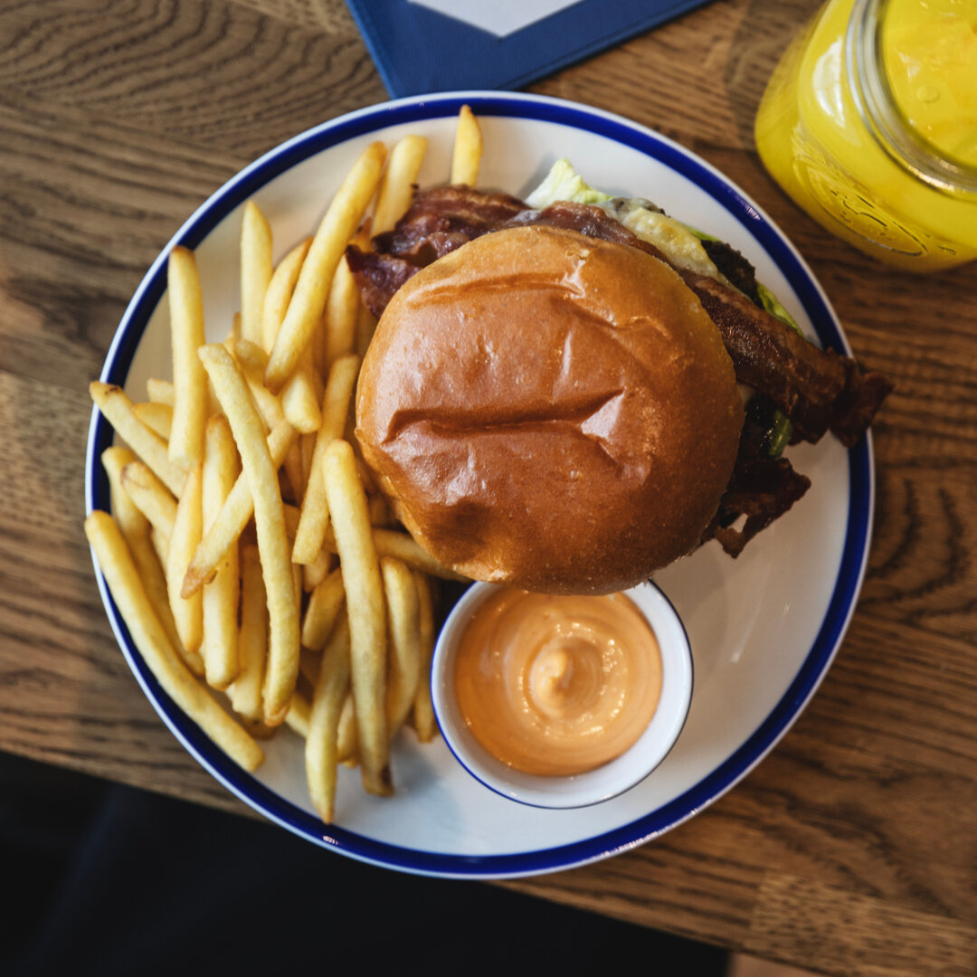 Travel light they say.... or go to The Union Kitchen Airport before takeoff 🍔 😎 ​​​​​​​​
​​​​​​​​
#cph #cphairport #travel #travelbeforeyoutravle #takeoff #restaurant #denmark #copenhagen #food #foodporn #foodie #happy #instafood #travel #k&oslash;