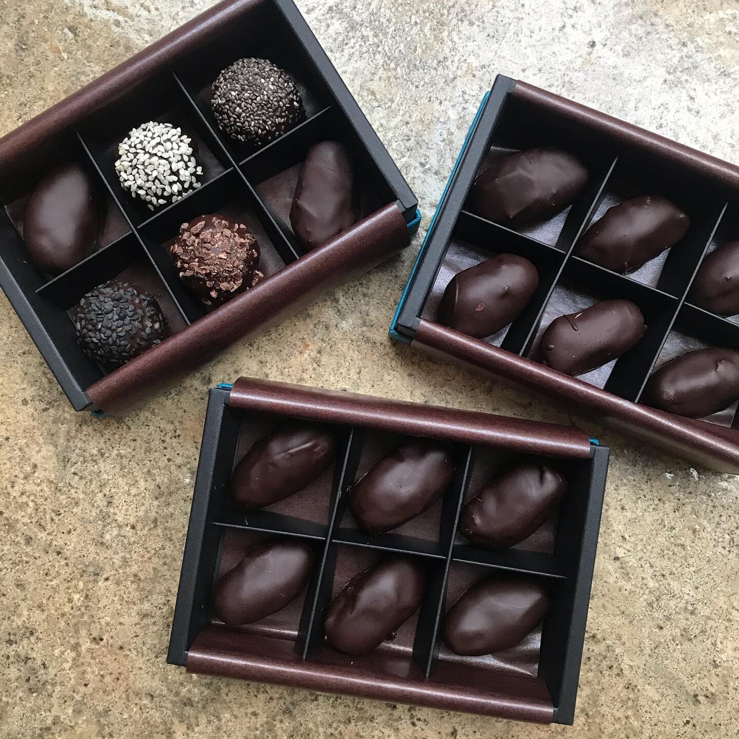 We have three boxes available to buy on our online shop:
- Balance Box
- Date Box with Almonds
- Date Box with Hazelnuts

... and one more box coming soon so stay tuned!

#chocolatecoveredwellness

#vegan #glutenfree #dairyfree #refinedsugarfree #pla