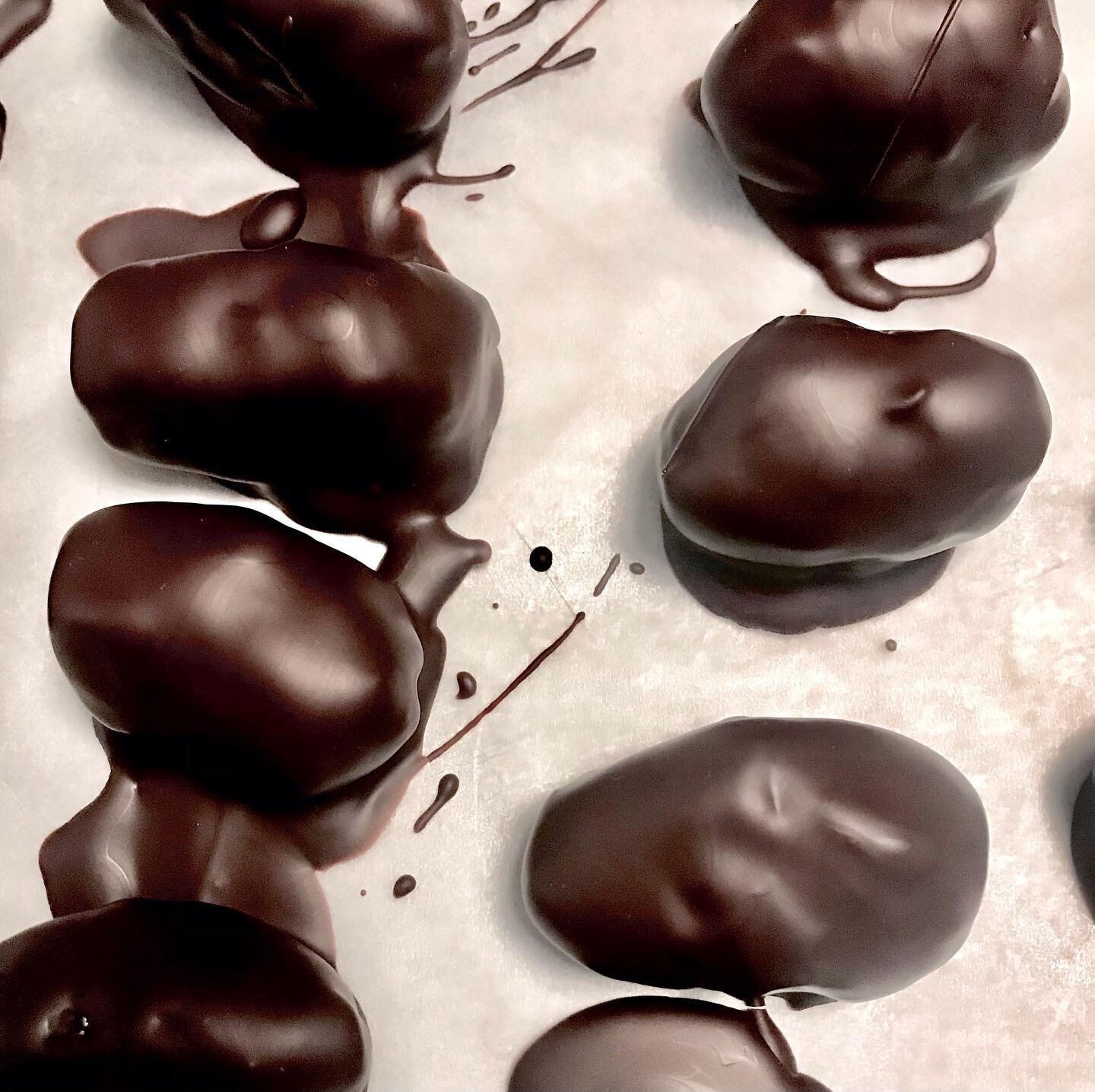 Deglet nour dates, stuffed with organic slow roasted hazelnuts and plunged in a divine pool of 100% dark chocolate from #Madagascar waiting patiently for a trim. 

#chocolatecoveredwellness

#vegan #glutenfree #dairyfree #refinedsugarfree #plantbased