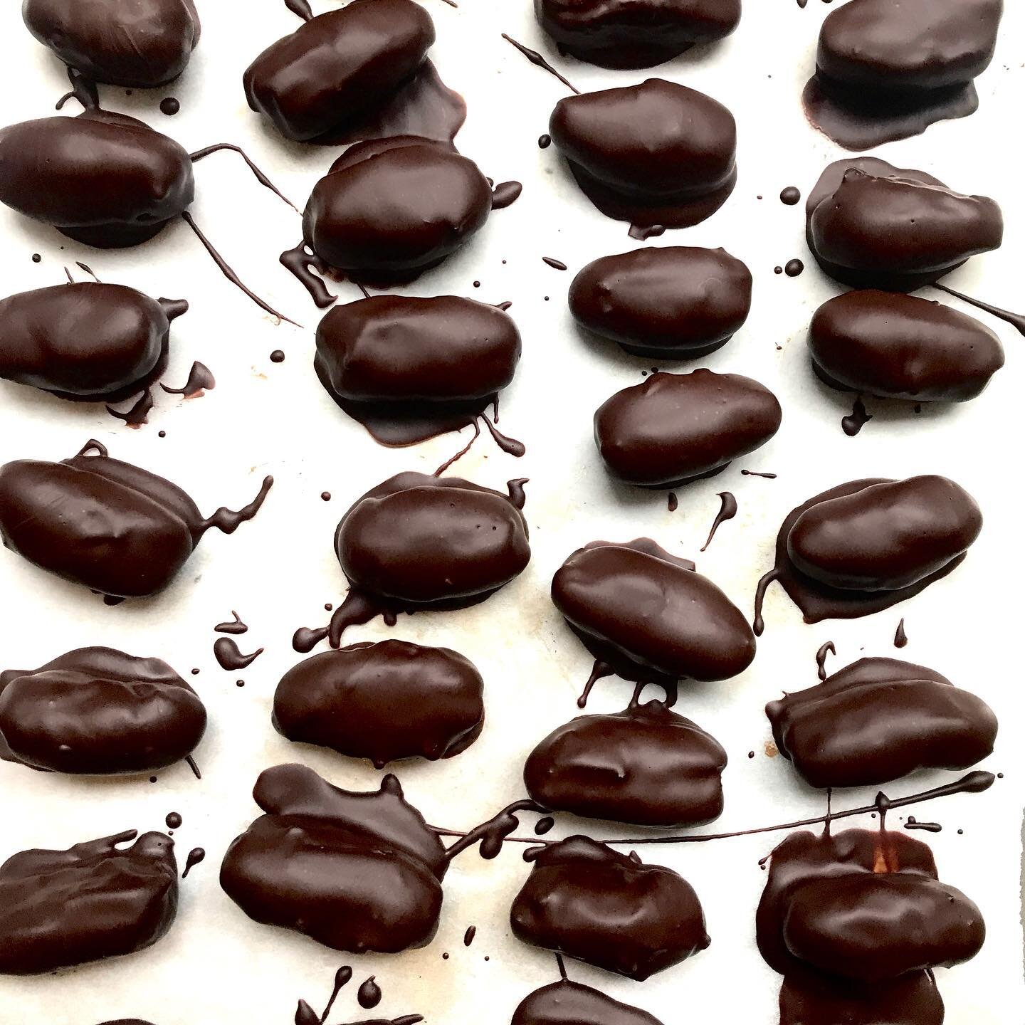 Today&rsquo;s craving&hellip; lightly roasted almonds tucked into caramel-like deglet nour dates, all bathed in dark chocolate from Madagascar. 

We just love the little splashed and swirls of chocolate that create painterly abstract swirls which are