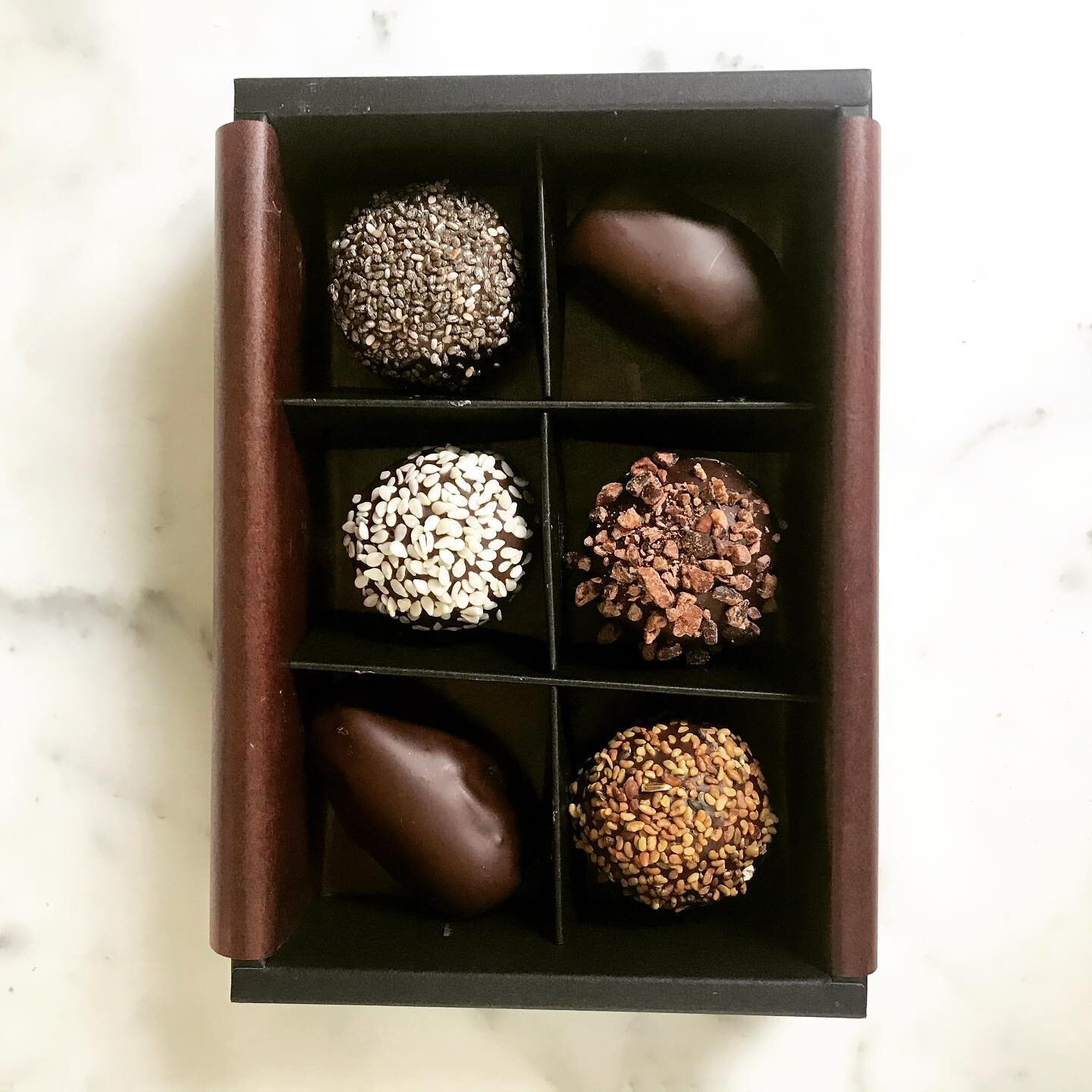Have you tried our #RestoreBox yet? One of new favourite flavours is tucked inside this box with matcha, roasted almonds and sprinkling of golden alfalfa seeds. Our box of delights for the weekend. 

#chocolatecoveredwellness

#vegan #glutenfree #dai
