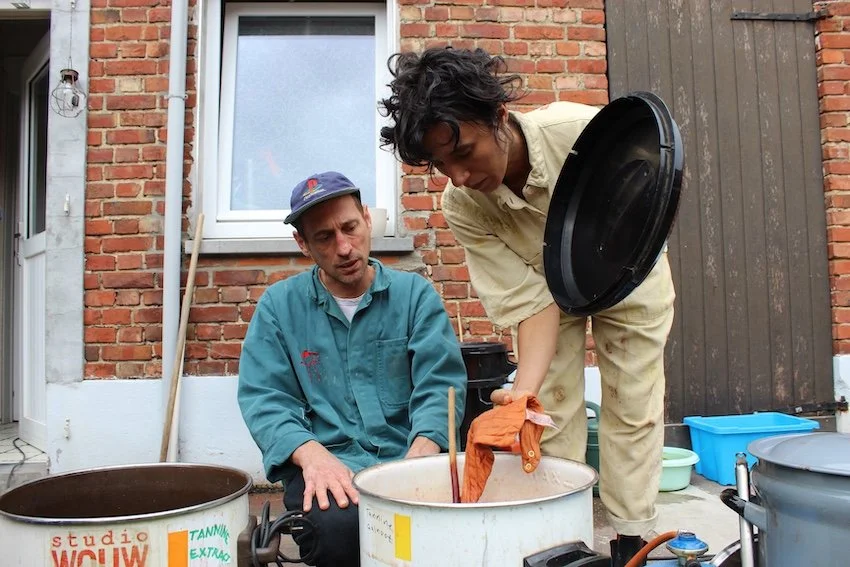 📖 Op bezoek bij plantaardig verfhuis studio WOUW: “Door het verven met planten kan veel textiel opgelapt worden”