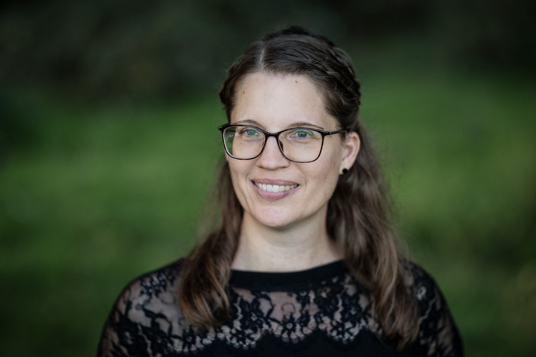 📖🎧 Als ze naar de onderstroom kijkt, ziet transitiepsychologe Angela Stoof de schoonheid van de mens die in deze tijd opnieuw geboren wordt