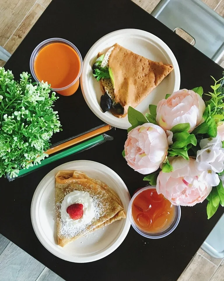 crepes and drinks and flowers table.jpg