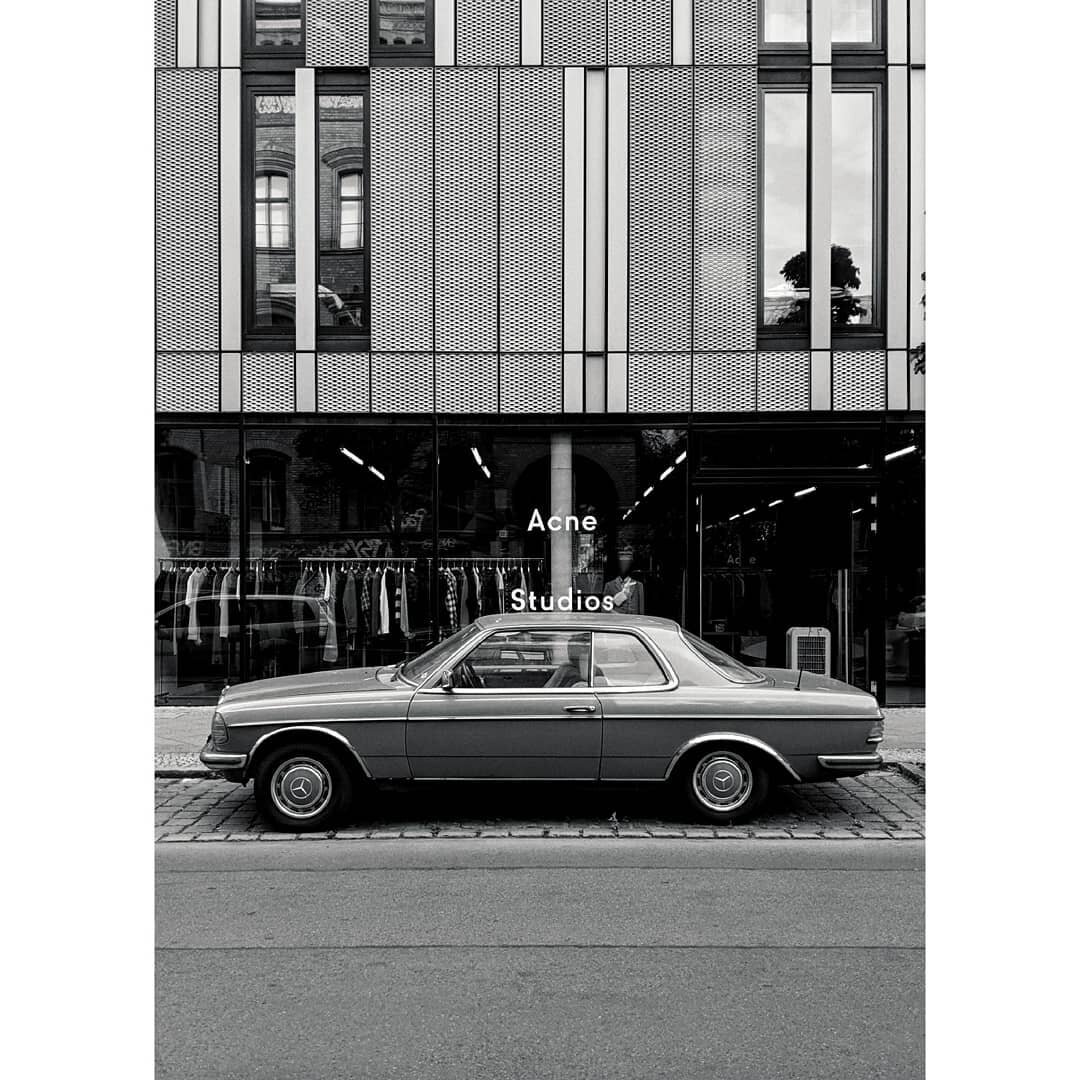 Berlin - Present Time - The perfect spot.
.
.
.
.
.
.
.
.
.
.
#berlin #visitberlin #mitte #mercedes #cityscape #city #photooftheday #citykillerz #urban #urbanphotography #justgoshoot #photography #cityphotography #cityscape #instacity #architecture #