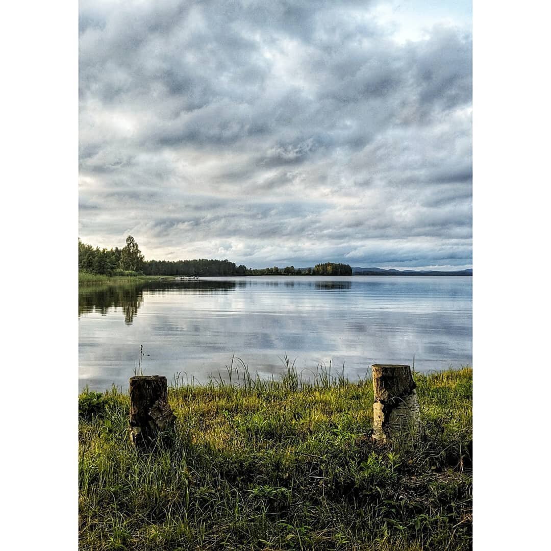 Sweden - Present Time - Evening magic.
.
.
.
.
.
.
.
.
.
.
#sweden #sverige #visitsweden #sun #nature #travel #travelphotography #summer #sommar #skylovers #photooftheday #justgoshoot #photography #travel #sky #v&auml;rmland #adventure #travelgram #p