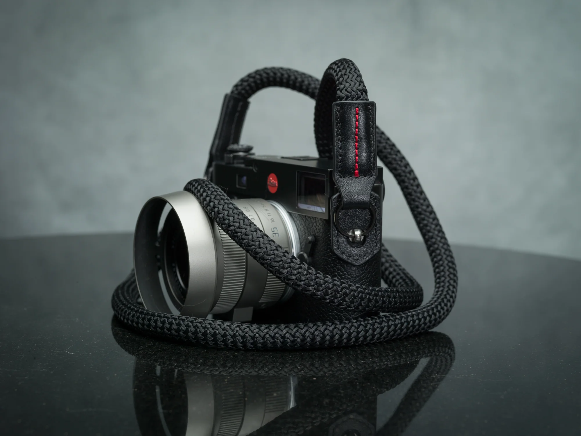 Vi vante Sheetline with RED Strap Leica M10 3.jpg