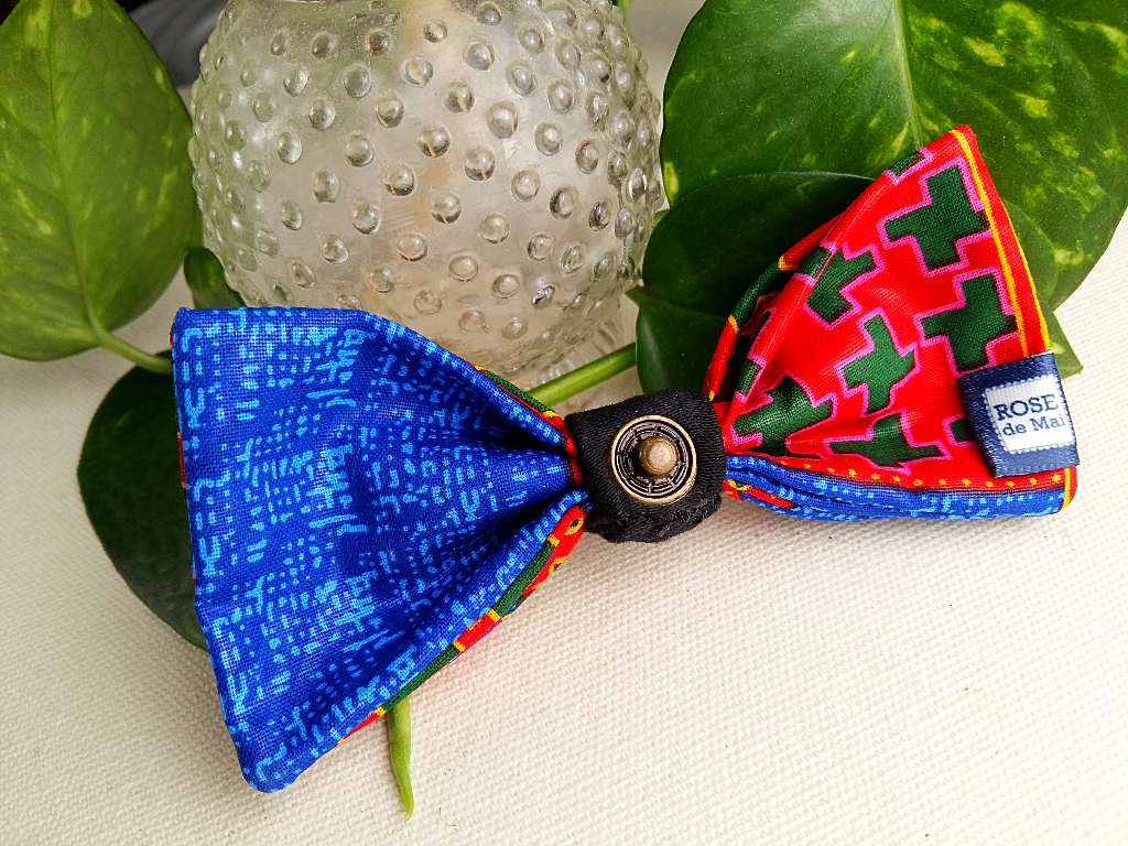 Noeud papillon wax africain rouge et bleu, dos Rose de Mai Montréal.png