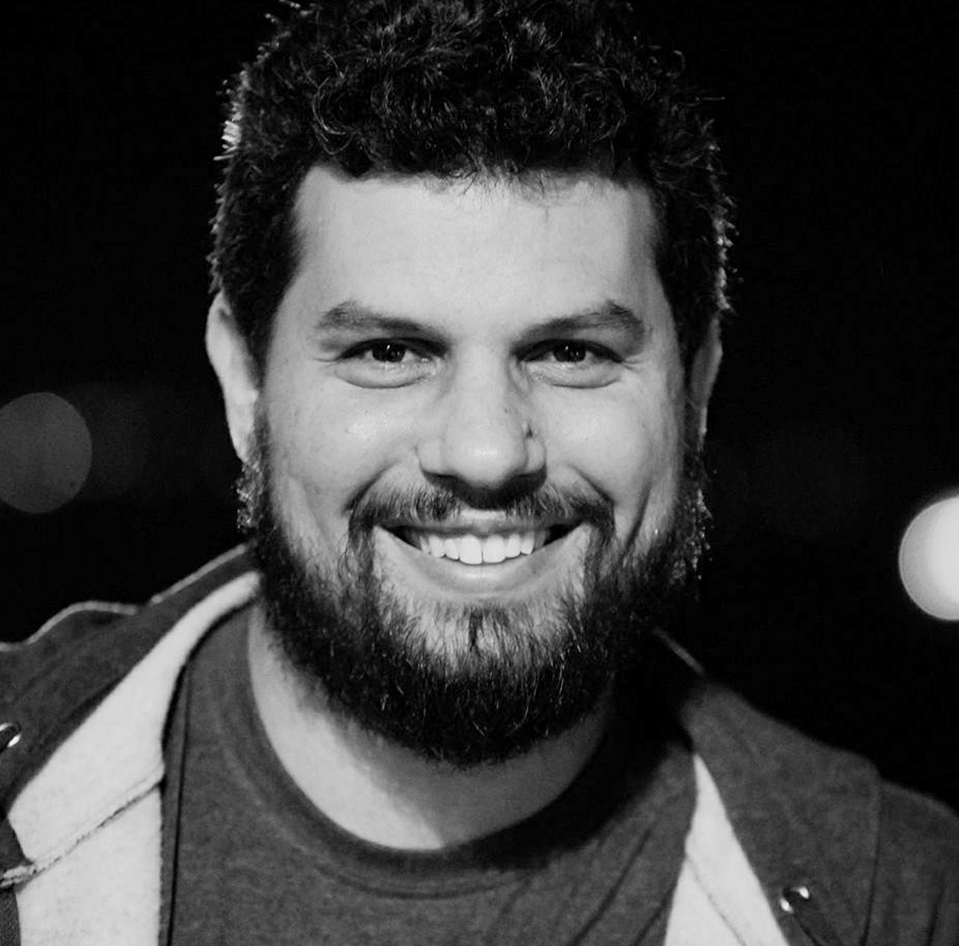 HUMBERTO SICILIANOFilmmaker e bacharel em Design, ficou responsável pelo planejamento e execução do marketing e comunicação do projeto Breu.