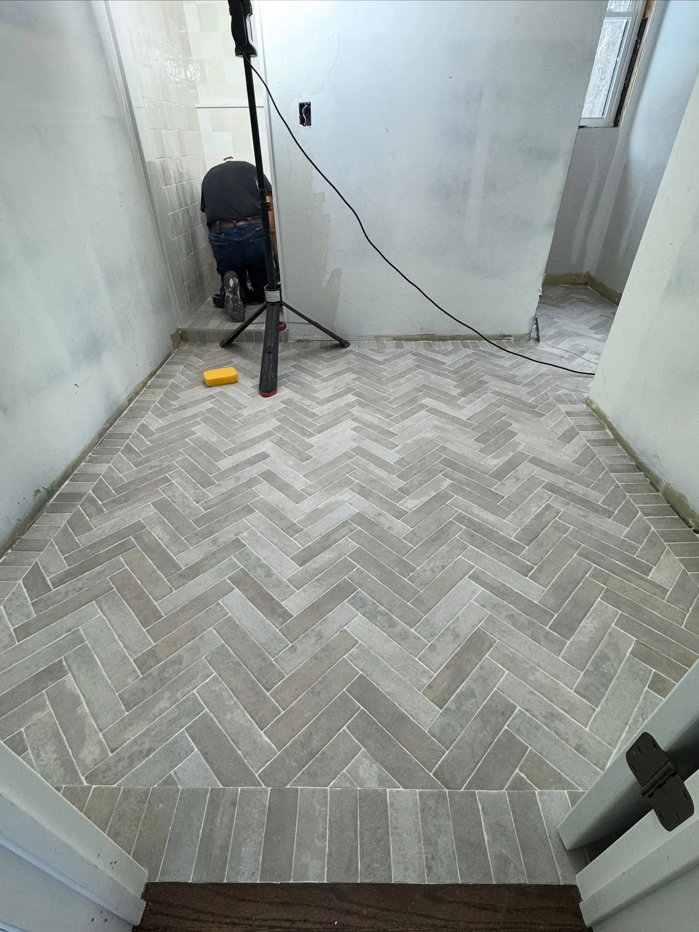 This floor really kicks ass. Natural stone, herringbone pattern and a well planned soldier course around the perimeter.. just a good looking floor 👌🏼