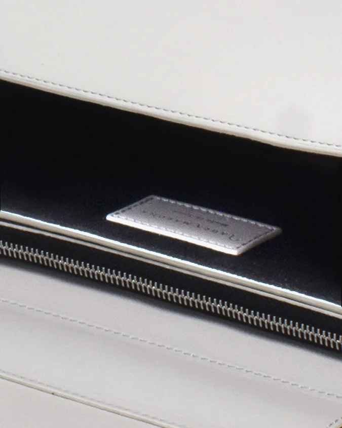 Carre_lightgray_inside.jpg