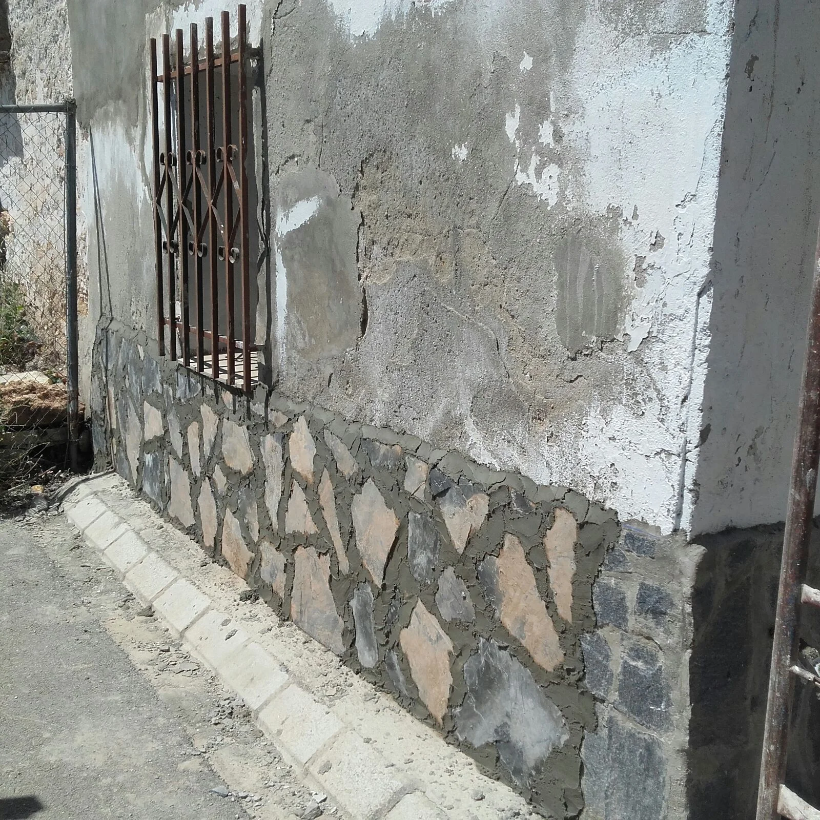 Building transformed by Decoproyec