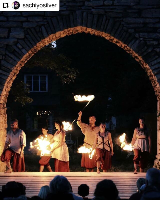 Titta vilken fin p&aring;minnelse om att sommaren &auml;r p&aring; ing&aring;ng ❤️ vi &auml;lskar sommaren! Ta hand om er s&aring; ses vi d&auml;r!
.
.
Tack f&ouml;r den fina bilden @sachiyosilver
#pyrox #medeltidsveckan #fireshow #eldshow #fire #eld