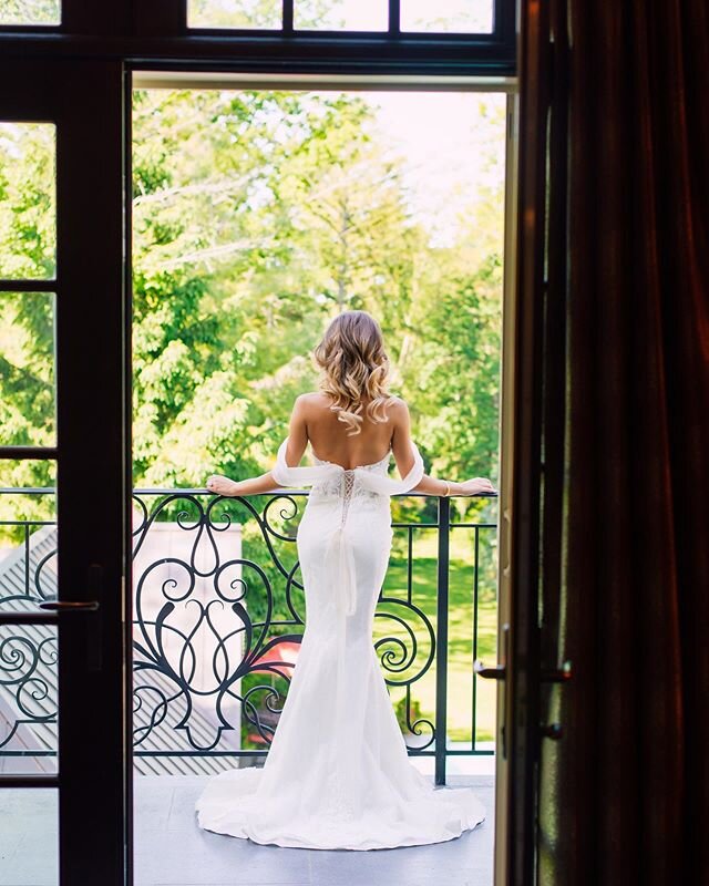 Just moments before heading out to the ceremony... there are so many different getting ready vibes but Allegra&rsquo;s special morning consisted of a simply relaxing and calm moment before she head to her ceremony. Our heart was so full ❤️✨
&bull;
Ph