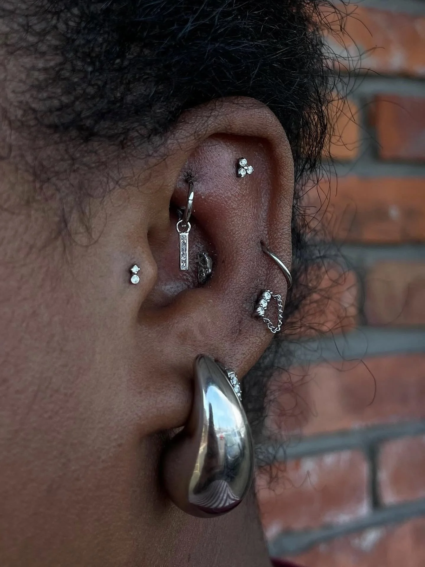 A few lovely white gold updates for Leah featuring the Sweet Nothing end from @emberbodyjewelry + the Invitation charm from @buddhajewelryofficial, styled by @briochebun__ ✨

We rearranged some existing pieces all well - we love the final look! 

We 