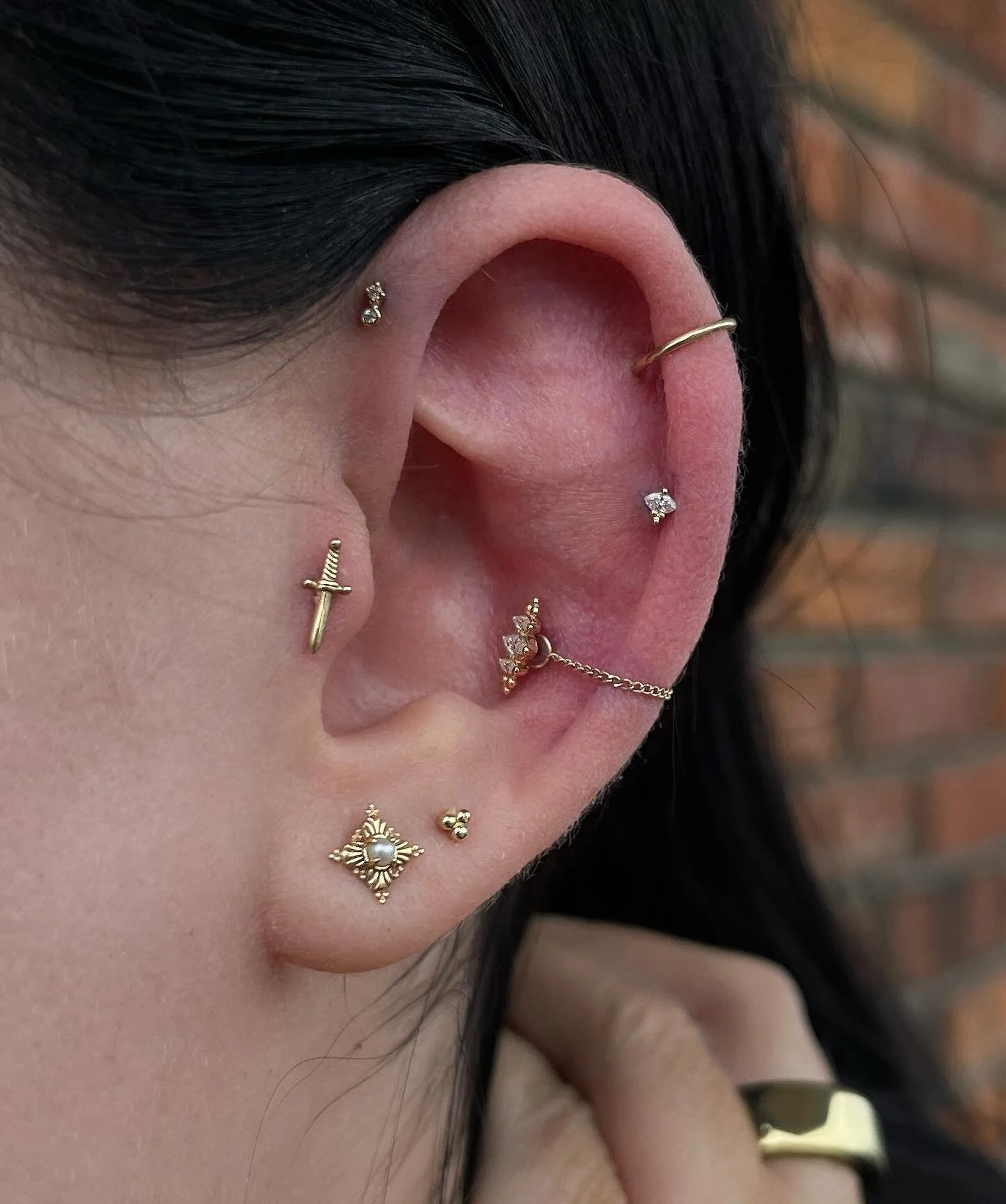 An absolutely stunning yellow gold set up styled by @briochebun__ with pieces from some of our favorite companies - pierced by @thirdbevel ✨

@emberbodyjewelry 🤍
@buddhajewelryofficial 🤍