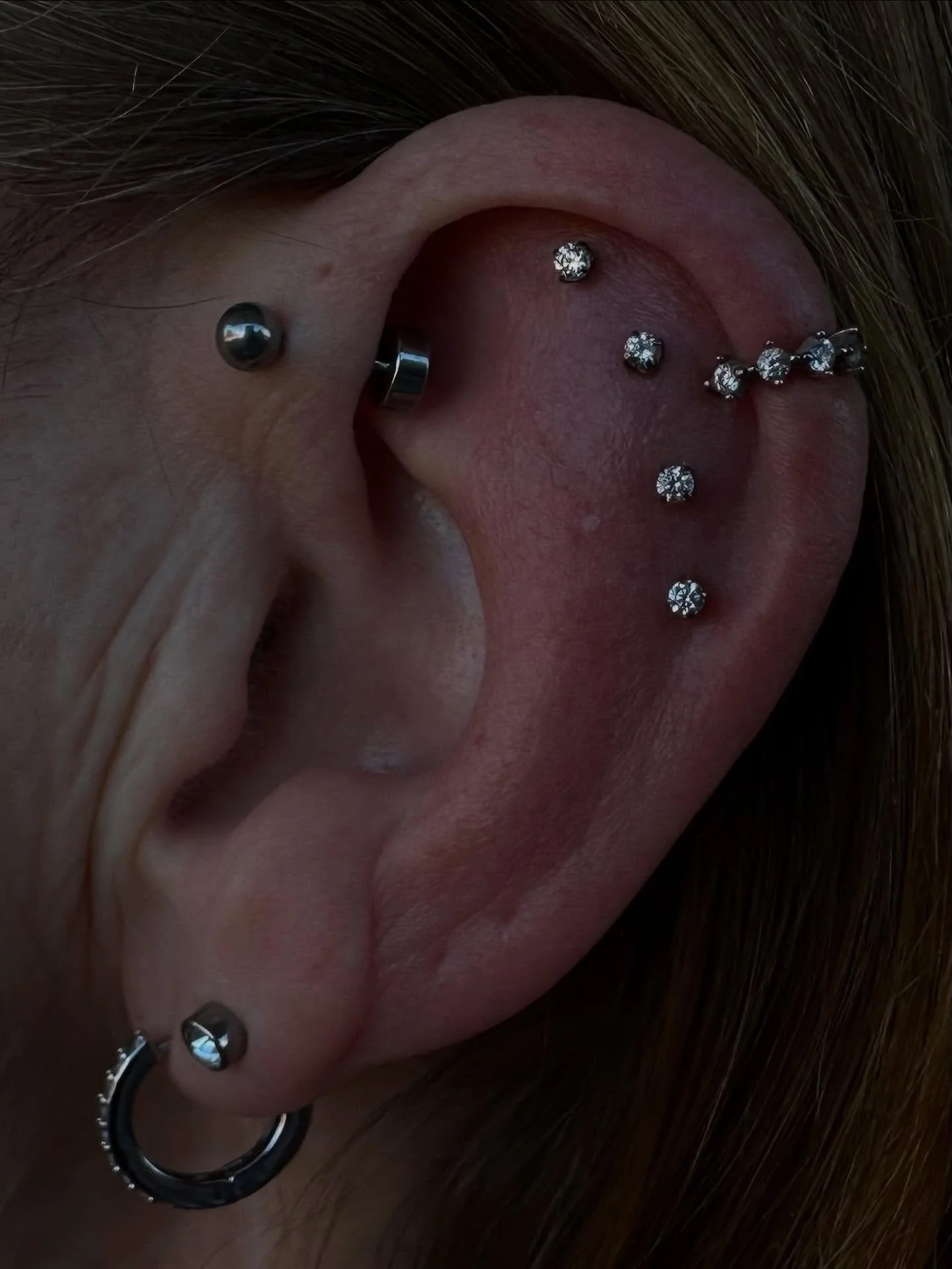 We love how icy these helix piercings look using titanium cz gems from @neometaljewelry ❄️✨
@henrys_piercings added the two outer ones to accent this client&rsquo;s existing helix piercings - you can find Henry at our Williamsville location every Thu