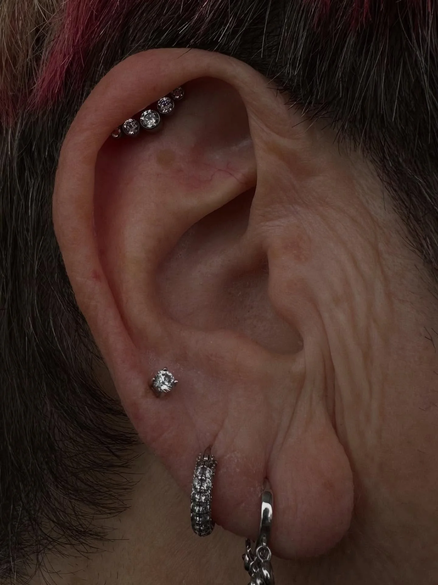 A fresh helix by @henrys_piercings using a studio favorite titanium cz cluster end from @neometaljewelry ✨
