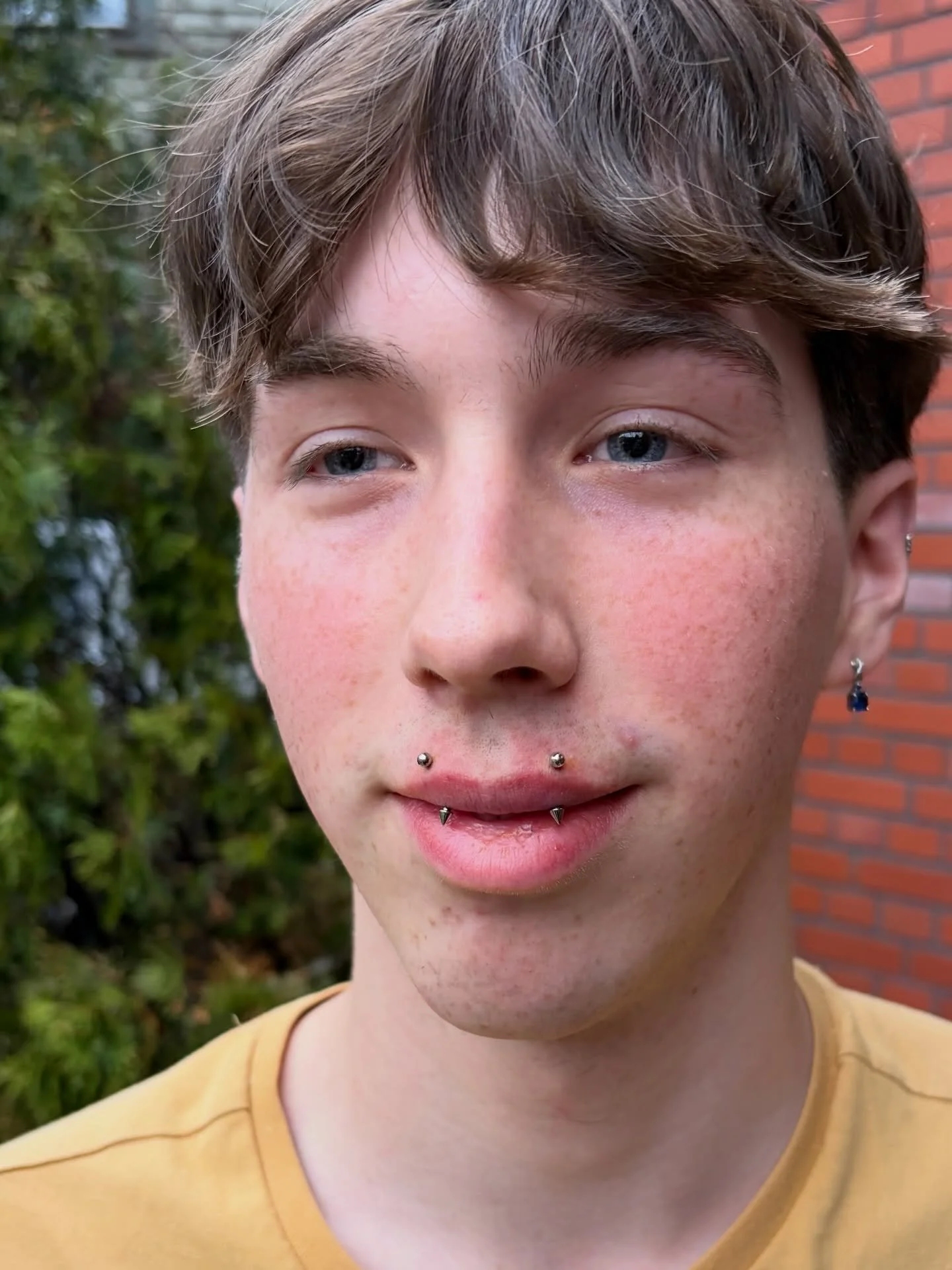 Ending the day on a very fun note - paired vertical lip piercings from @bananzaaaa, with jewelry by our friends at @anatometalinc ✨