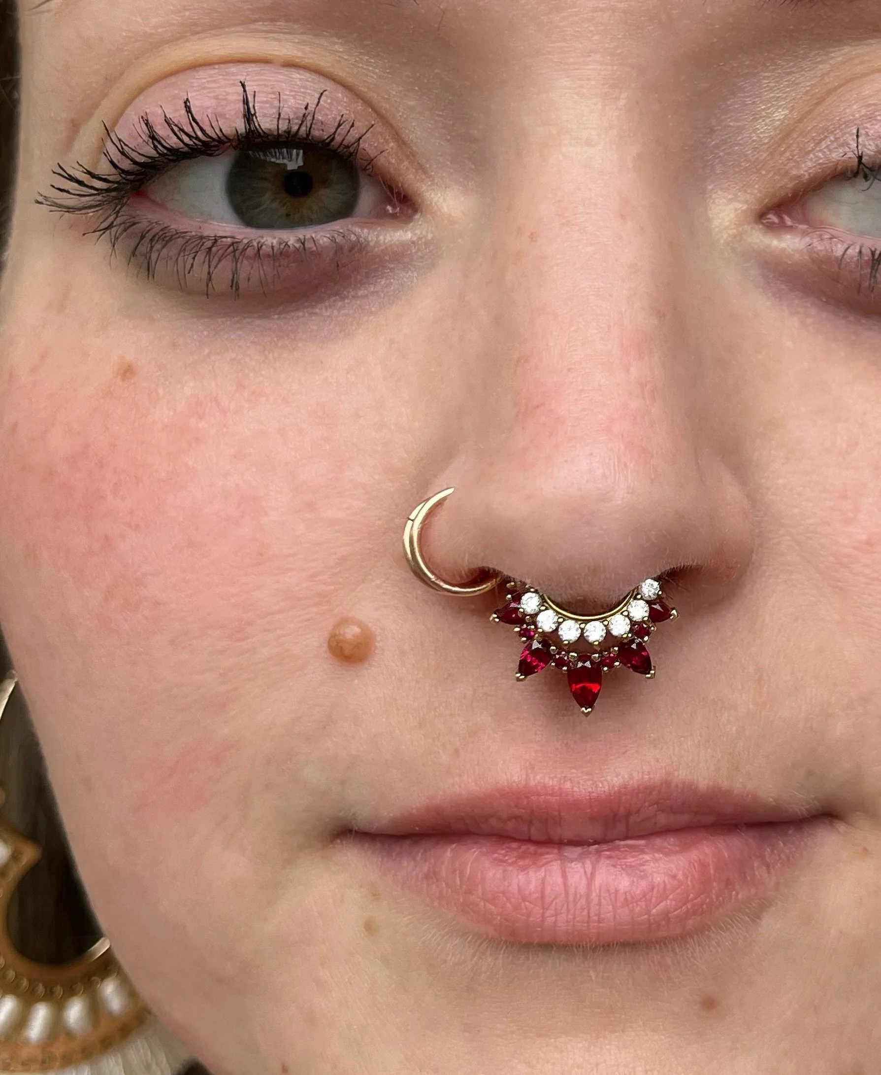 The Empress Rising from @bvla found a home in this stretched/stacked septum piercing - styled by @briochebun__. 🩸