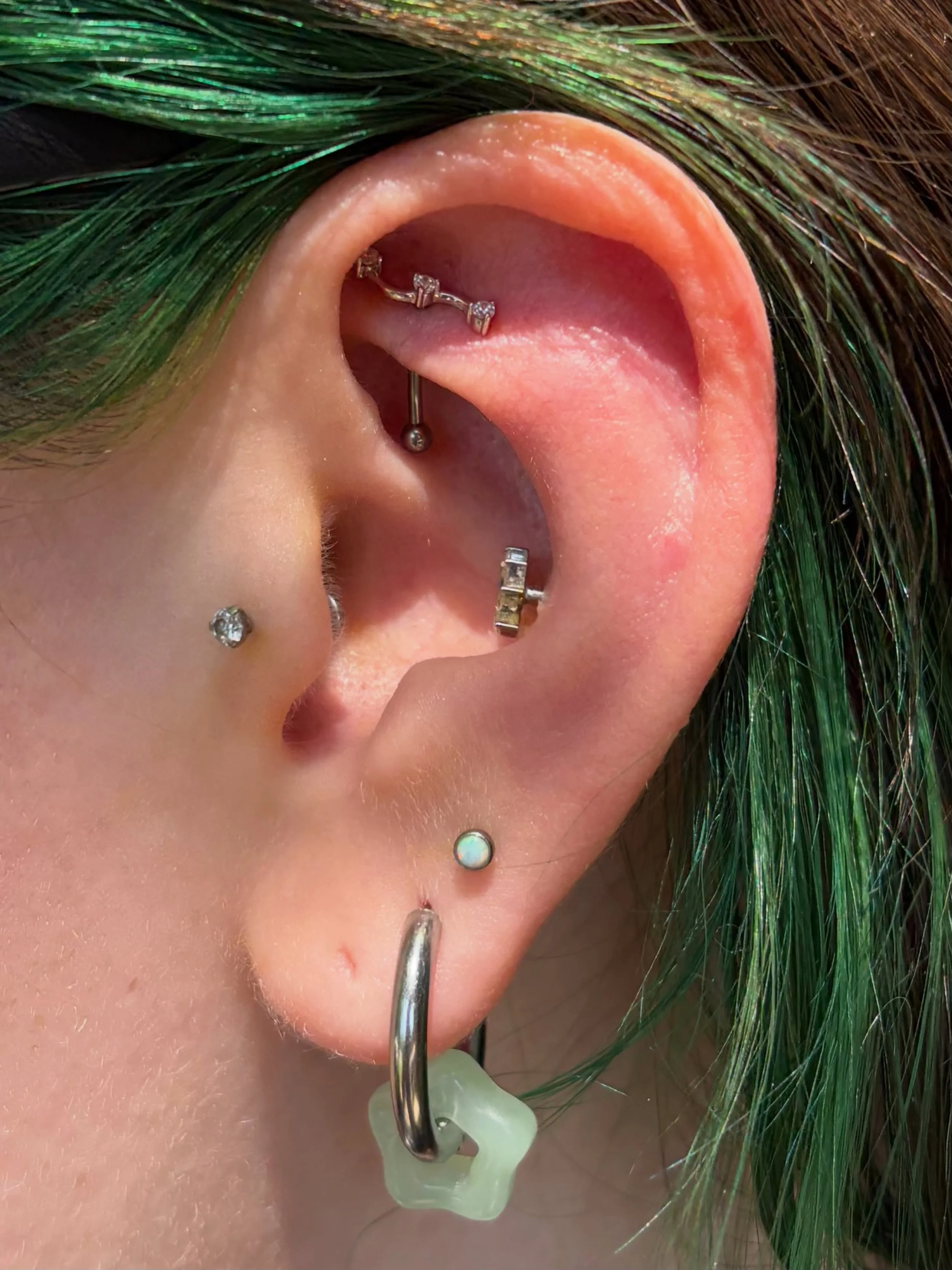 Fresh rook from @henrys_piercings using the Lumen end from @emberbodyjewelry ✨