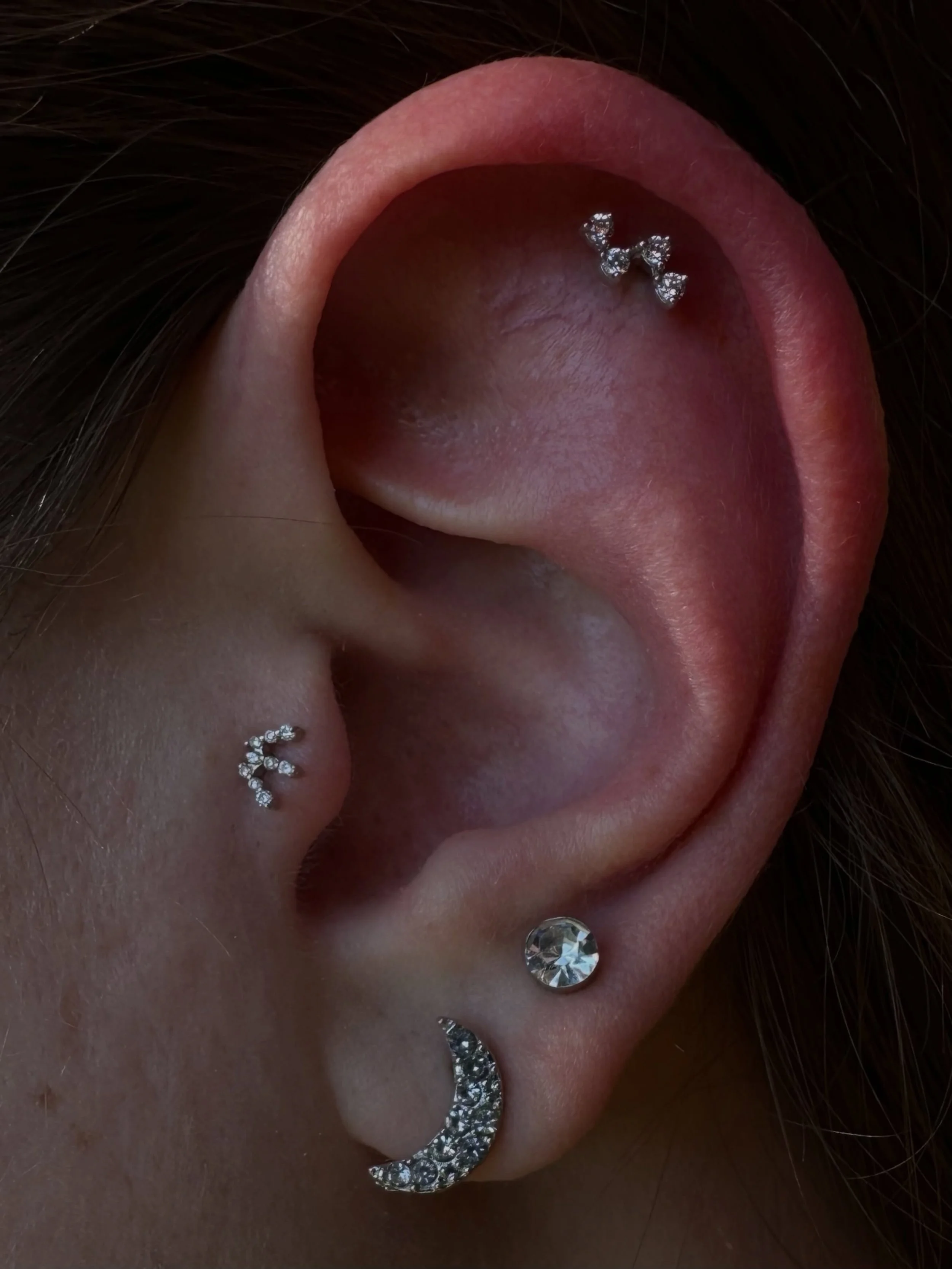 Fresh helix piercing from @henrys_piercings using jewelry from @emberbodyjewelry ✨

REMEMBER: next Monday through Saturday we will not have a piercer on staff at @cowpok Elmwood - so please book in for all piercing needs at @cowpokwilliamsville with 
