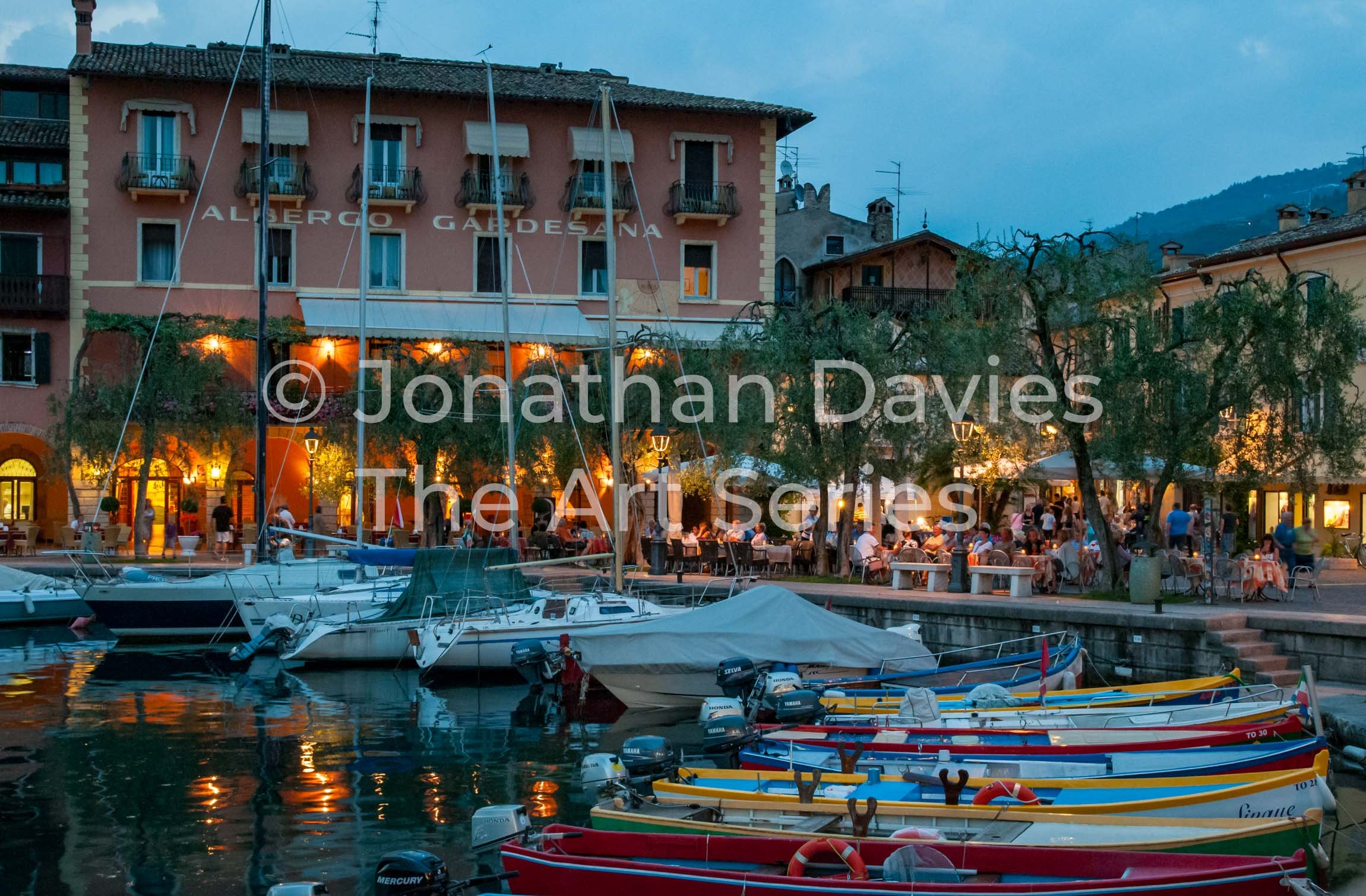 The restaurants light up the harbour