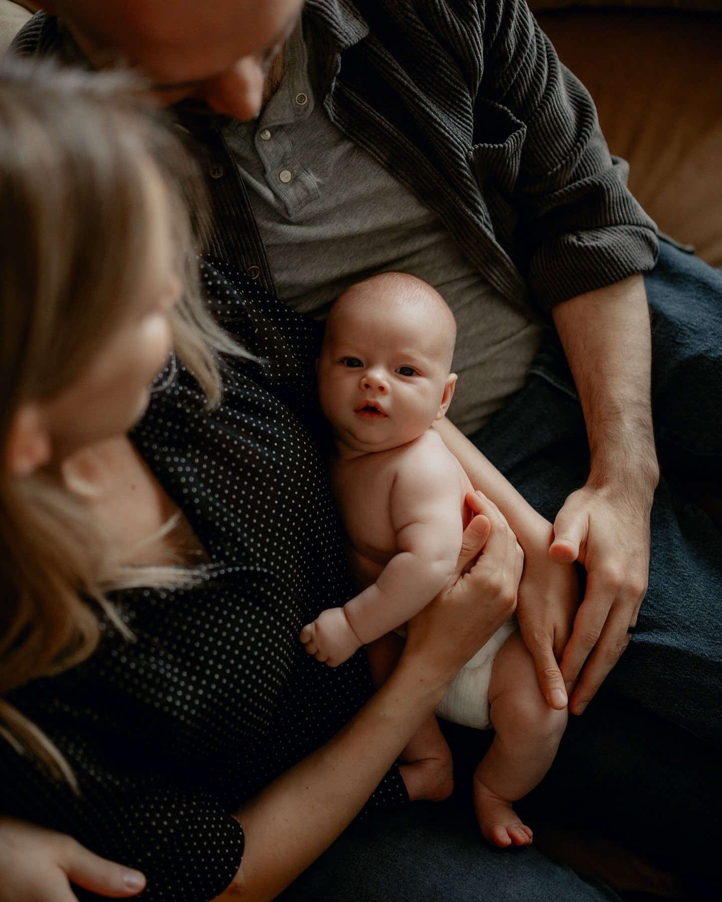 When it comes to newborn photos, there are two main approaches: posed and lifestyle. So, which one is the best fit for you?

Here&rsquo;s the difference:
1️⃣ Lifestyle Newborn: This is about capturing your real, raw moments. It&rsquo;s about your bab