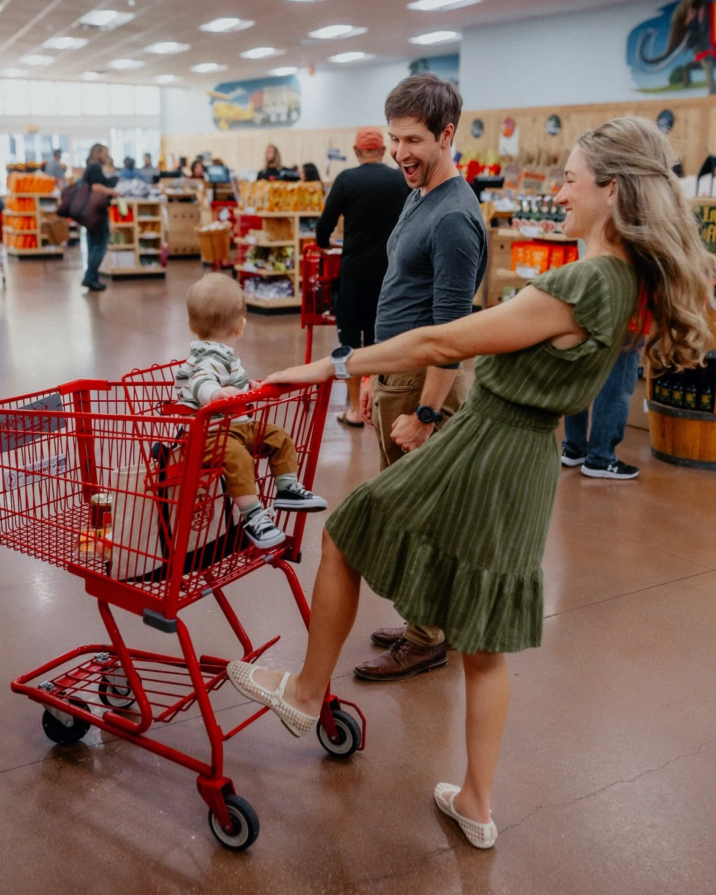 Some family sessions start in a studio or a park&hellip;

but this one started in the aisles of Trader Joe&rsquo;s grabbing picnic snacks.
Pumpkin butter, baguette, storybooks, a stroll through LACMA, a stop at Urban Light, a wander past the rock, an