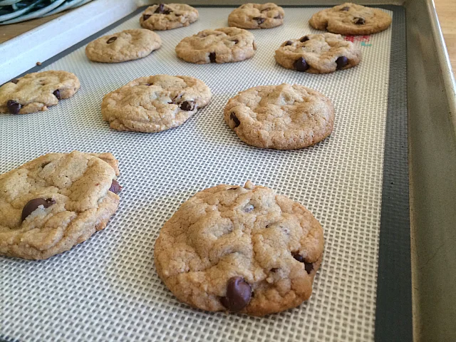 Source : http://www.mmgood.com/silicone-baking-mat-vs-parchment-paper/