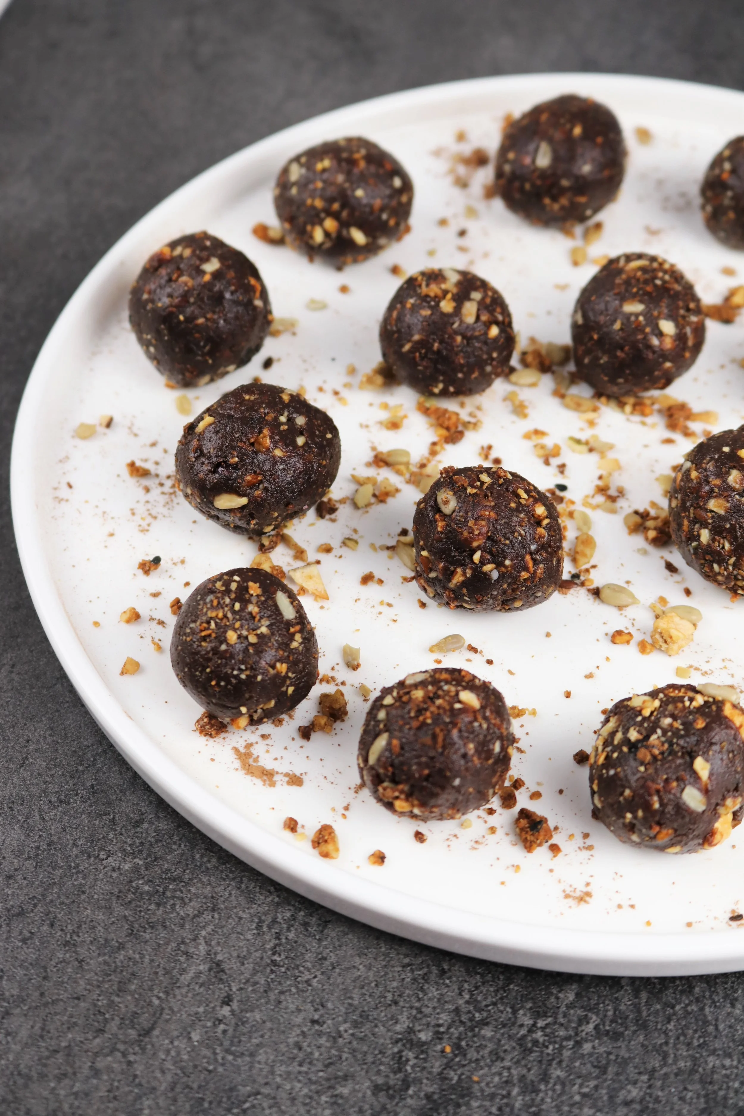 Ces boules ont été formées à partir d’un mélange passé au robot culinaire et sont parsemées de granola.