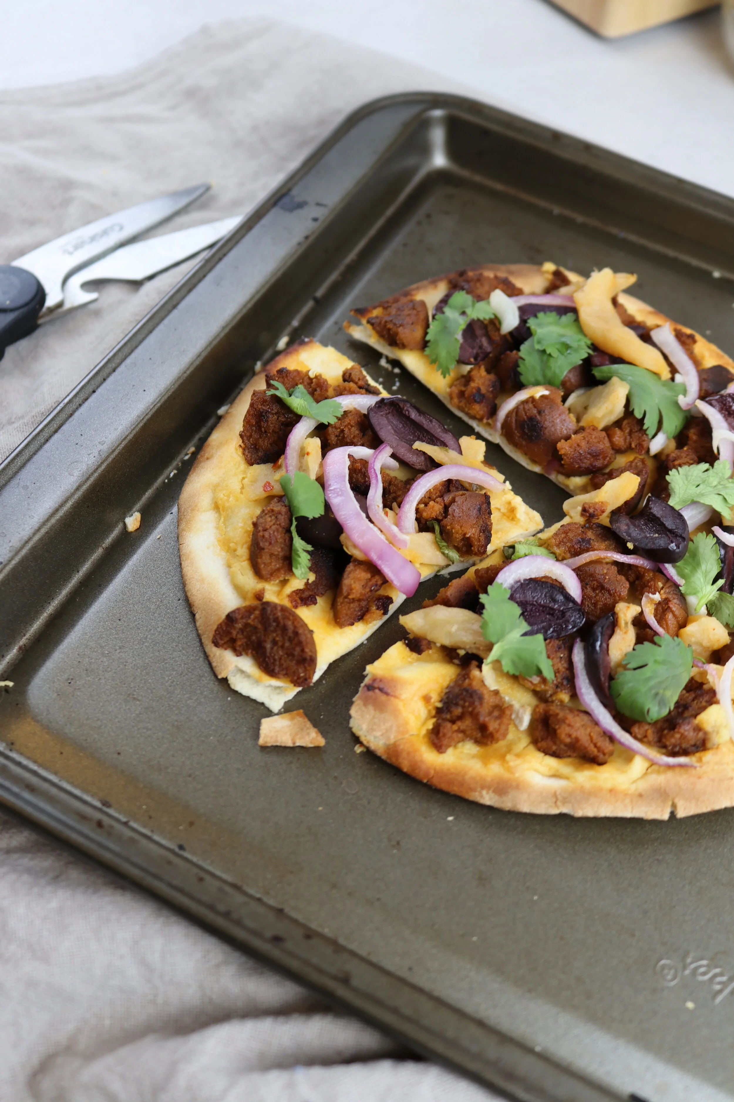 Pizzas à l'hummus &amp; aux saucisses