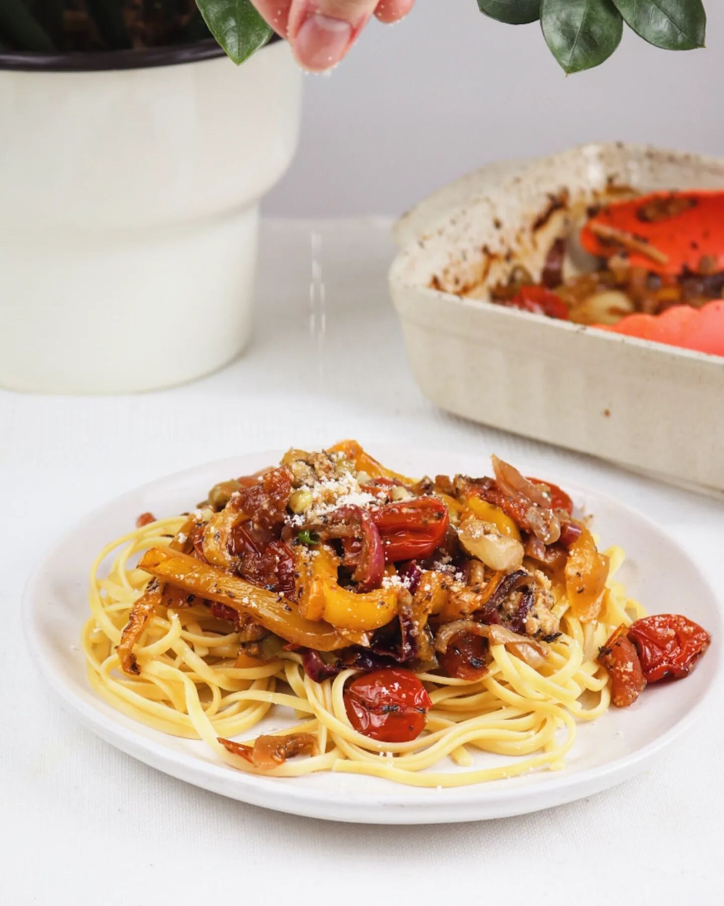 P&Acirc;TES VIDE-FRIGO 🍝

La recette le plus efficace et facile pour faire un vide-frigo? Des p&acirc;tes aux tomates confites! 

Tu mets tous tes l&eacute;gumes mous dans un plat allant au four, un peu d'huile d'olive, vinaigre balsamique, sirop d'