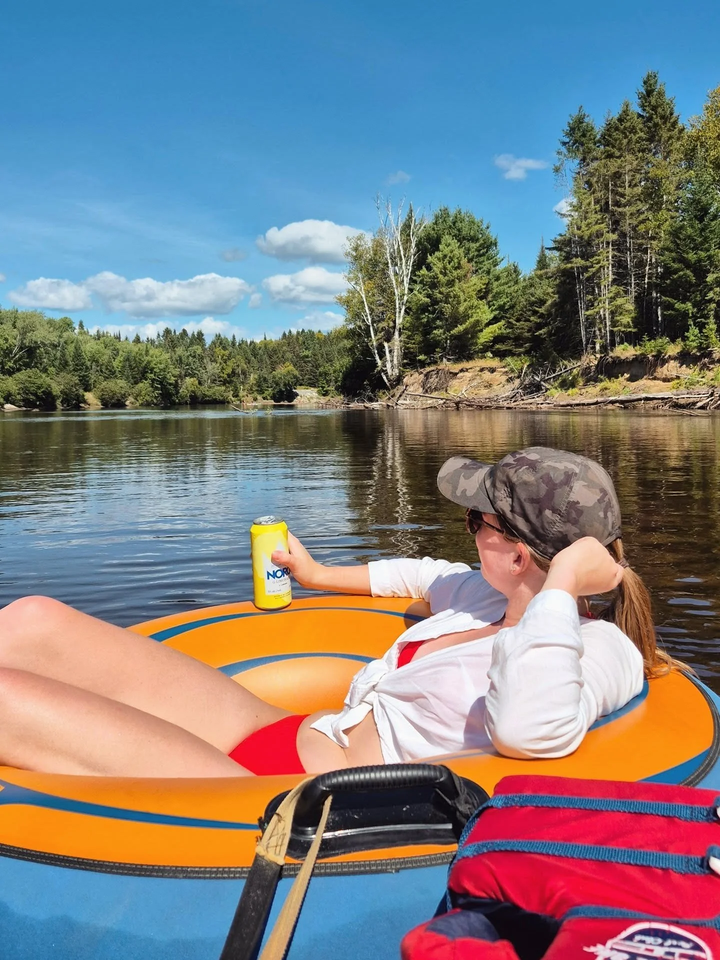 Un weekend en camping 🏕️

Au menu : 
&gt; Saucisses italiennes douces @beyondmeatca dans un pain avec moutardes de Dijon &amp; jaune, choucroute et oignon rouge
&gt; Salade brocoli cheddar (recette sur mon site web)
&gt; Apero au @boursin_canada tom