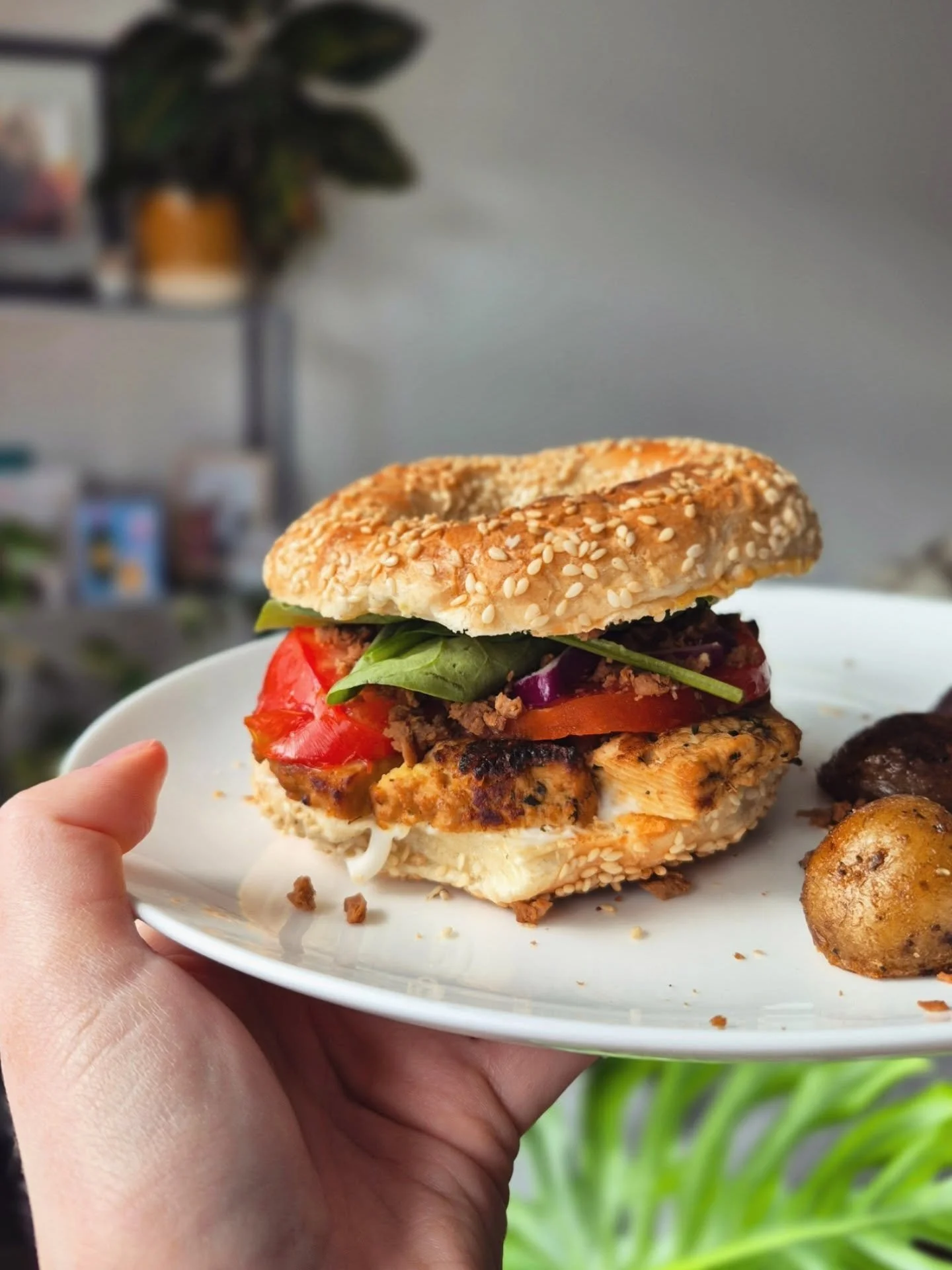 BRUNCH V&Eacute;GANE 🌱

Pas compliqu&eacute; manger v&eacute;gane et pas plus compliqu&eacute; lorsque c'est pour bruncher 🤗

&gt;&gt; Club sandwich bagel 
Tofu grill&eacute; (d&eacute;fait en gros morceaux, &ccedil;a donne plus une texture de poul