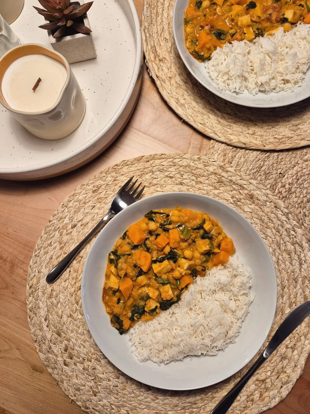 Les temps froids reviennent tranquillement et &ccedil;a para&icirc;t dans mon assiette 🍂

👉🏽 Cari de pois chiches, lentilles &amp; patate douce improvis&eacute; (&ccedil;a serait parfait avec une courge Butternut au lieu des patates douces aussi)
