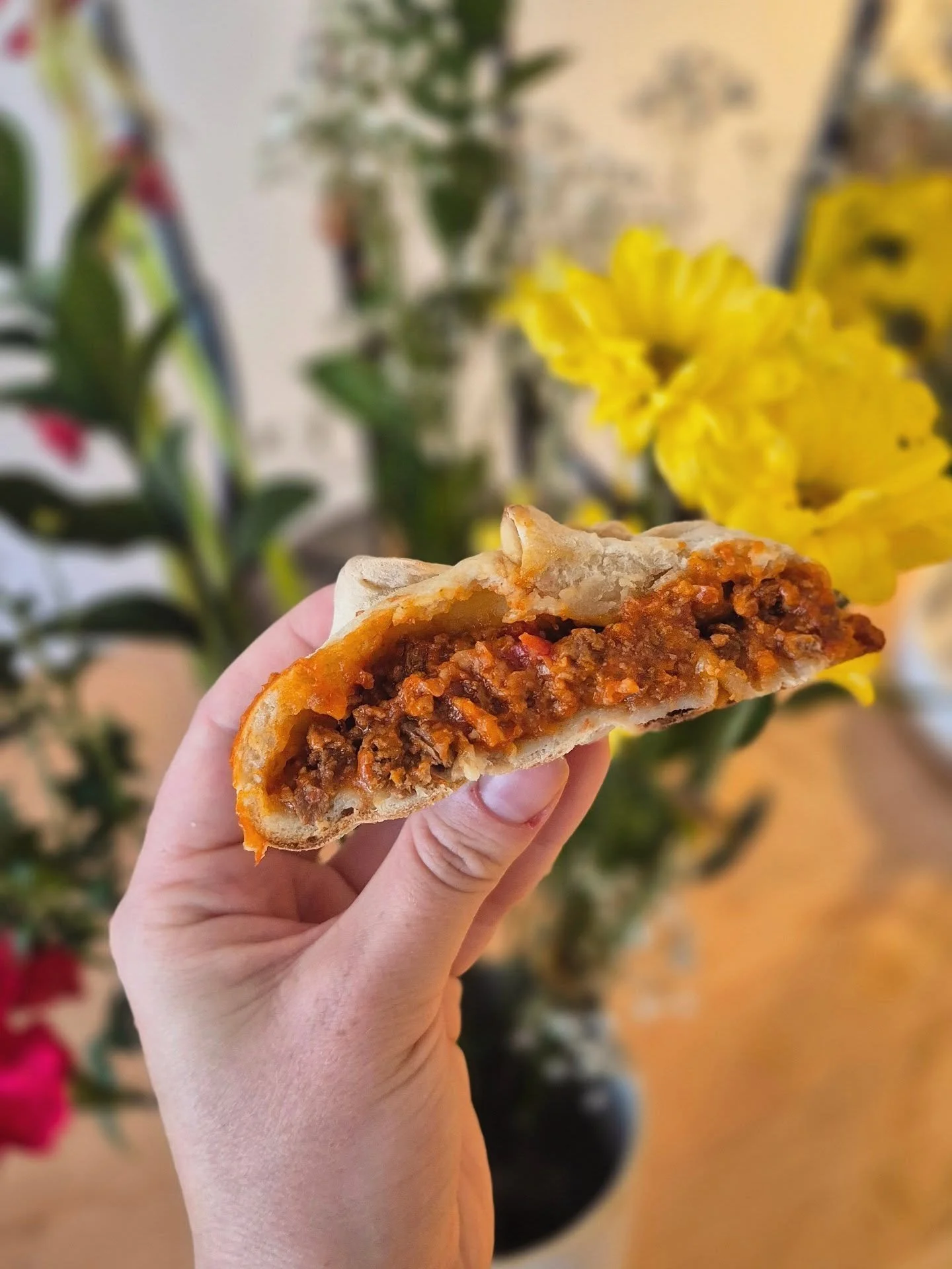 Grande fan de pizzas pochettes 🙋🏼&zwj;♀️, je CAPOTE sur cette recette de @nomeatdisco de pizzas pochettes V&Eacute;GANES faites sur le BARBECUE ! 🔥🌱

C'est pas la premi&egrave;re fois que je vous en parle, mais je voulais officialiser la version 